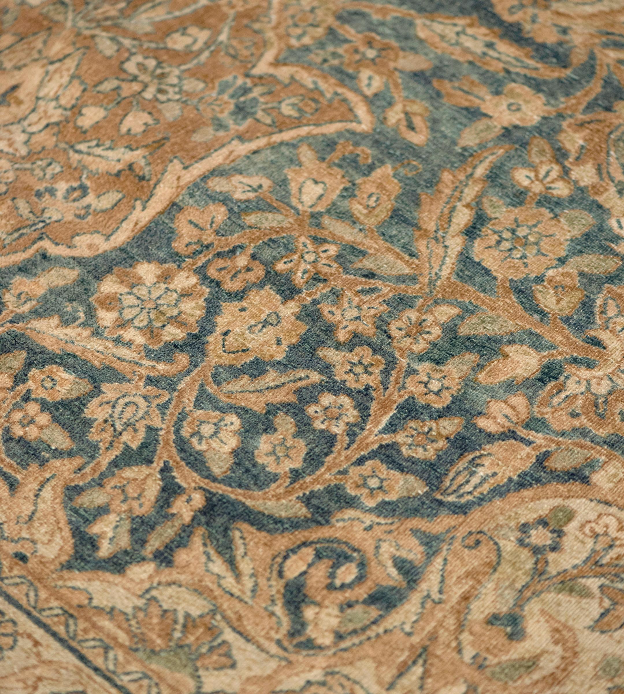 Noué à la main Antique Tapis persan à fleurs tissé à la main Kerman en vente