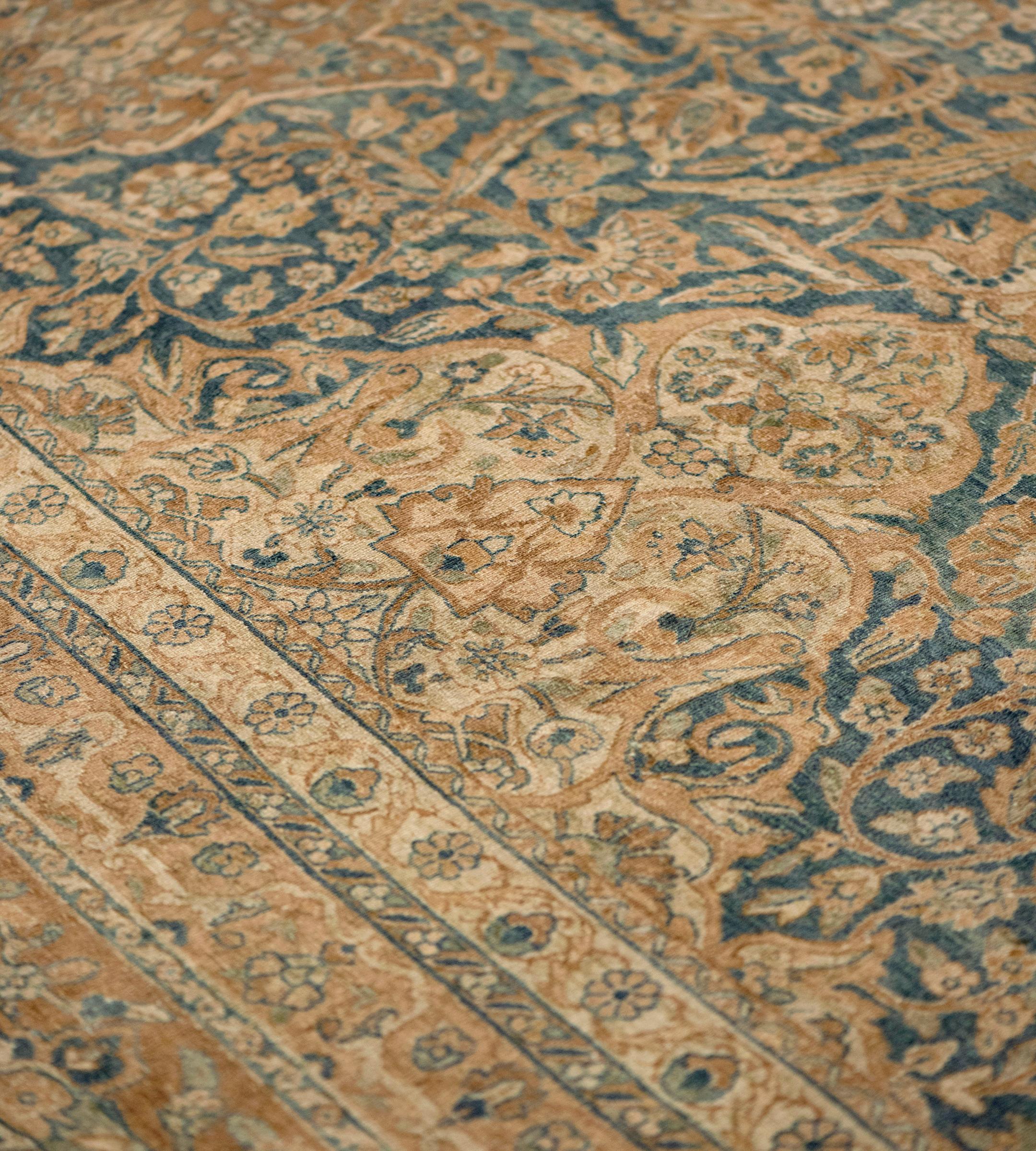 Antique Tapis persan à fleurs tissé à la main Kerman Bon état - En vente à West Hollywood, CA