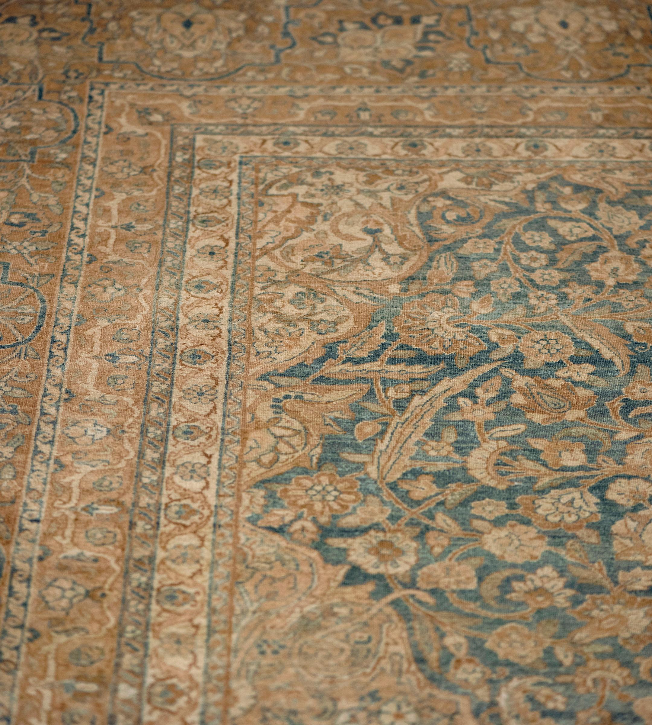 20ième siècle Antique Tapis persan à fleurs tissé à la main Kerman en vente