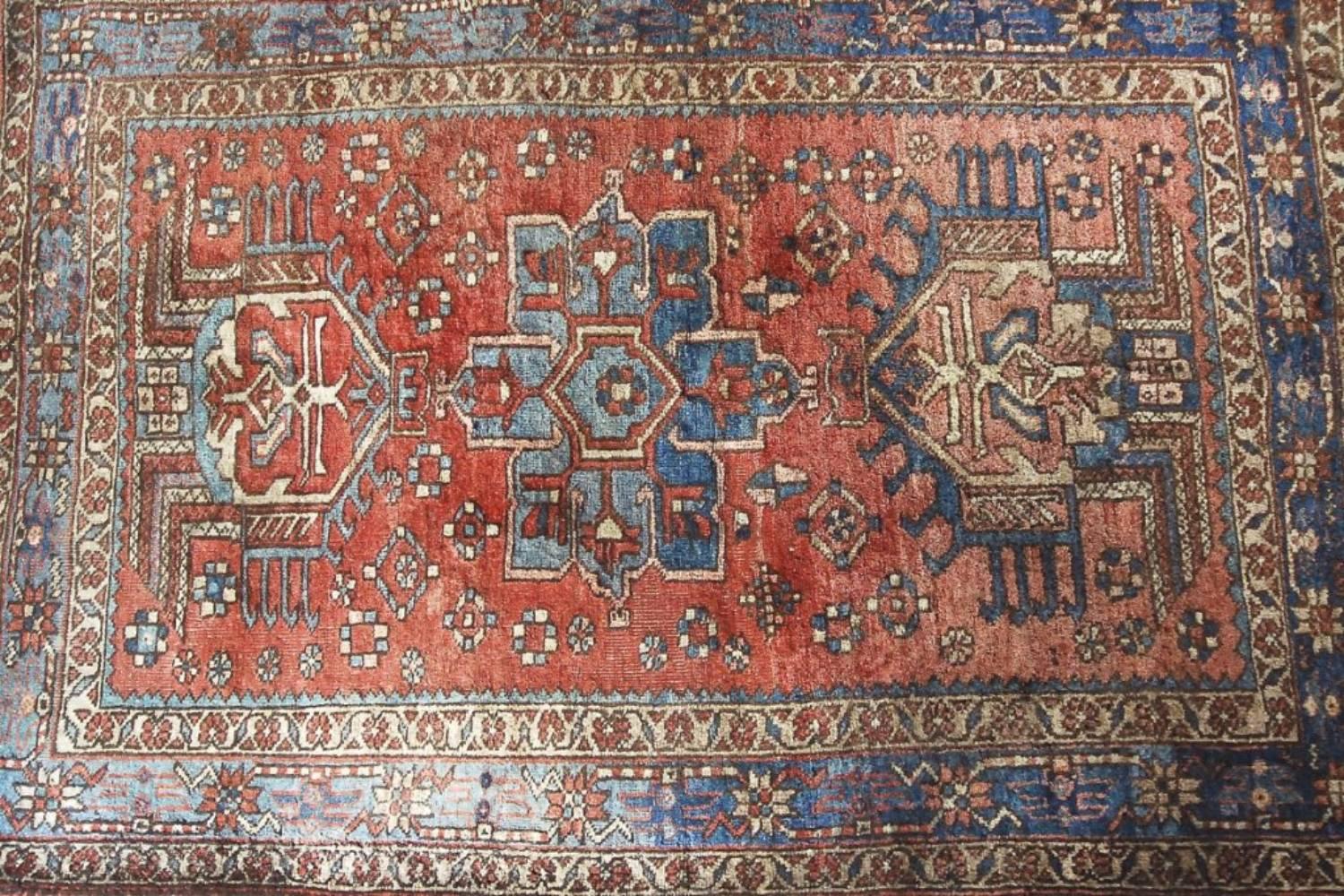 Ce tapis antique tissé à la main a été noué en Perse (l'Iran d'aujourd'hui) dans les années 1920. La ville de Heriz est située au nord-ouest de l'Iran. Dans la ville et ses environs, les tapis sont fabriqués avec un motif facilement reconnaissable.