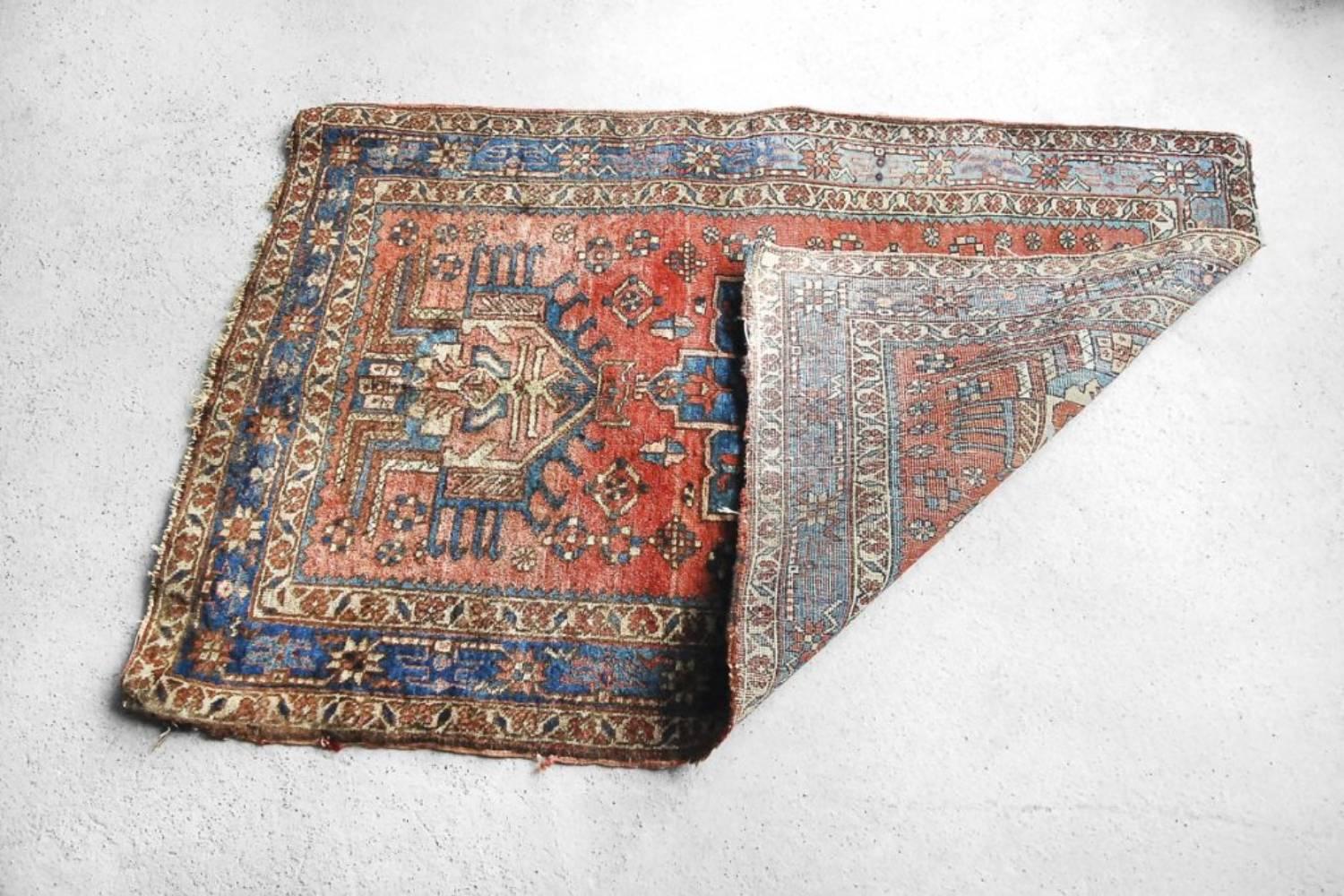 Début du 20ème siècle Ancien tapis Heriz du Moyen-Orient tissé à la main, années 1920 en vente