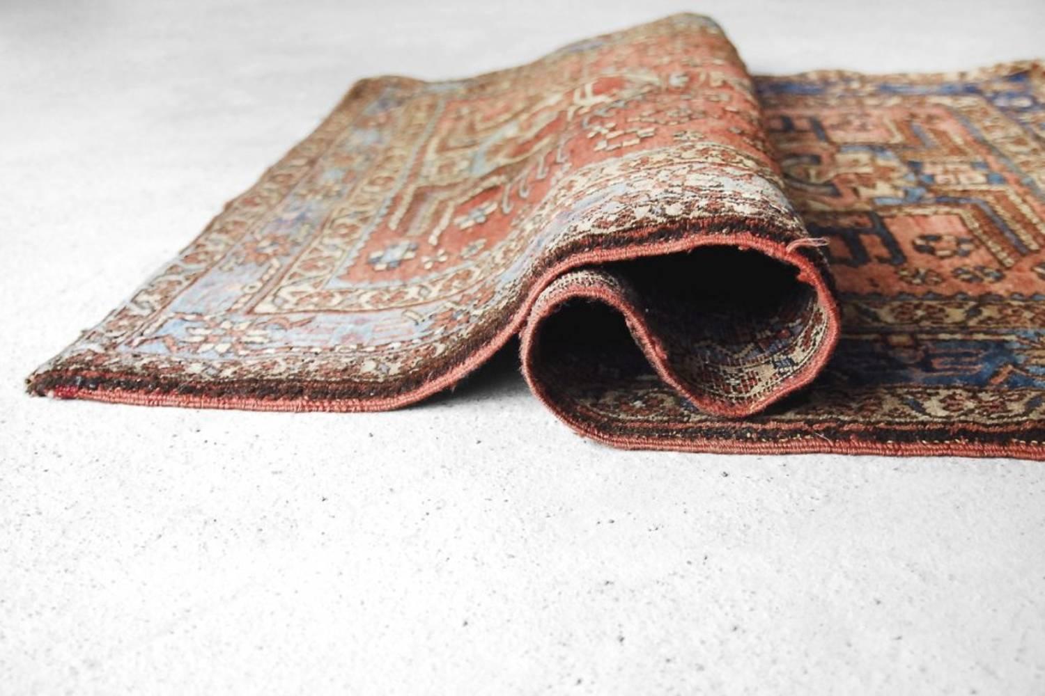 Laine Ancien tapis Heriz du Moyen-Orient tissé à la main, années 1920 en vente