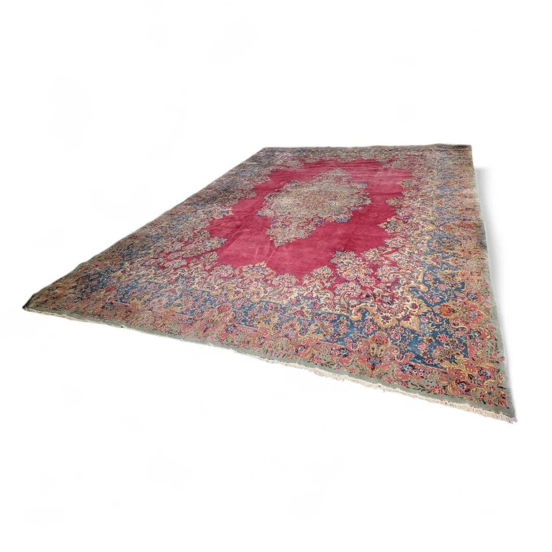 Antiker handgewebter persischer Kerman-Teppich

Dieser exquisite antike, handgewebte persische Kerman-Teppich hat ein klassisches, rechteckiges Design und verkörpert die Eleganz traditioneller orientalischer Handwerkskunst. Die leuchtenden Farben,