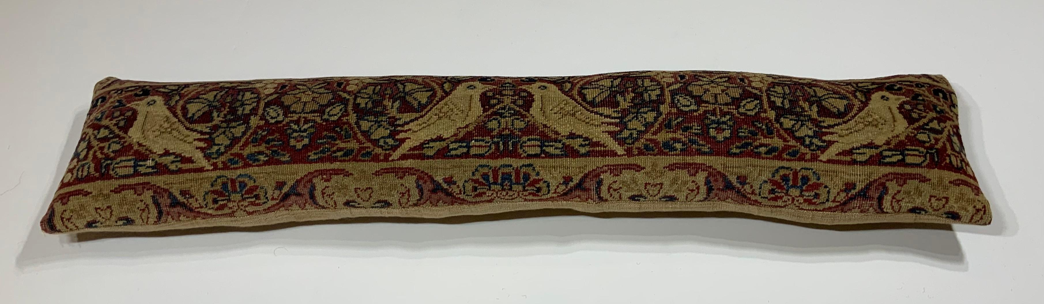 Magnifique coussin en fragment de tapis Lavar Carmon ancien du 19e siècle, tissé à la main, représentant quatre oiseaux entourés de vignes et de fleurs. Insert frais et fin, dos en lin de qualité.
Le fragment est à laver à la main avant de devenir