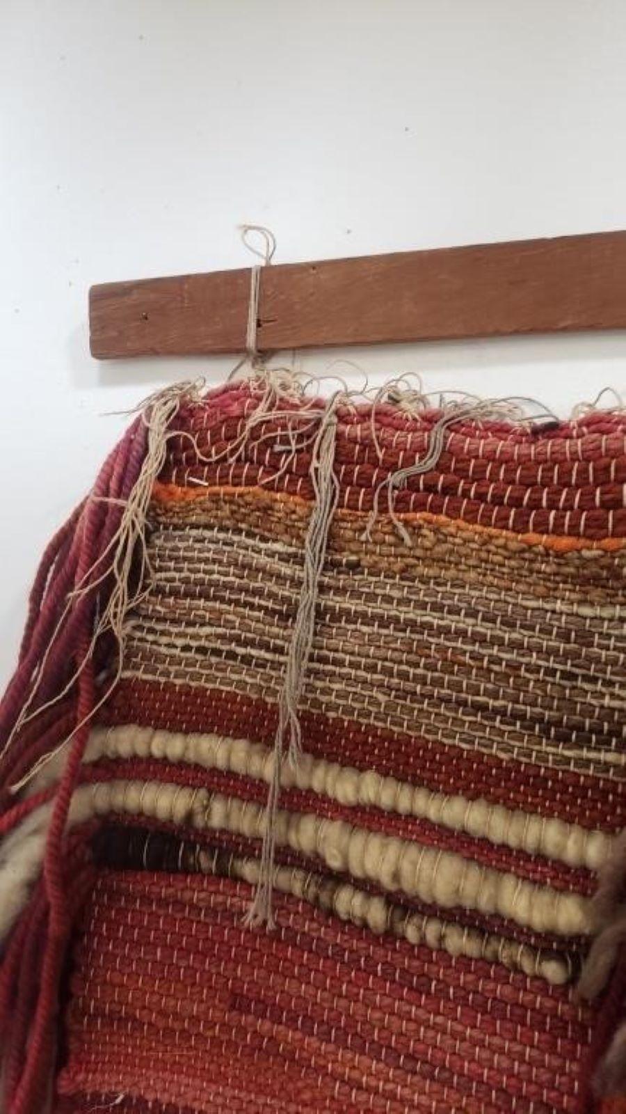 Hand Woven Rag Rug Art Tapestry mit langen ausgefransten Kanten. misst ca - 27 x 53

