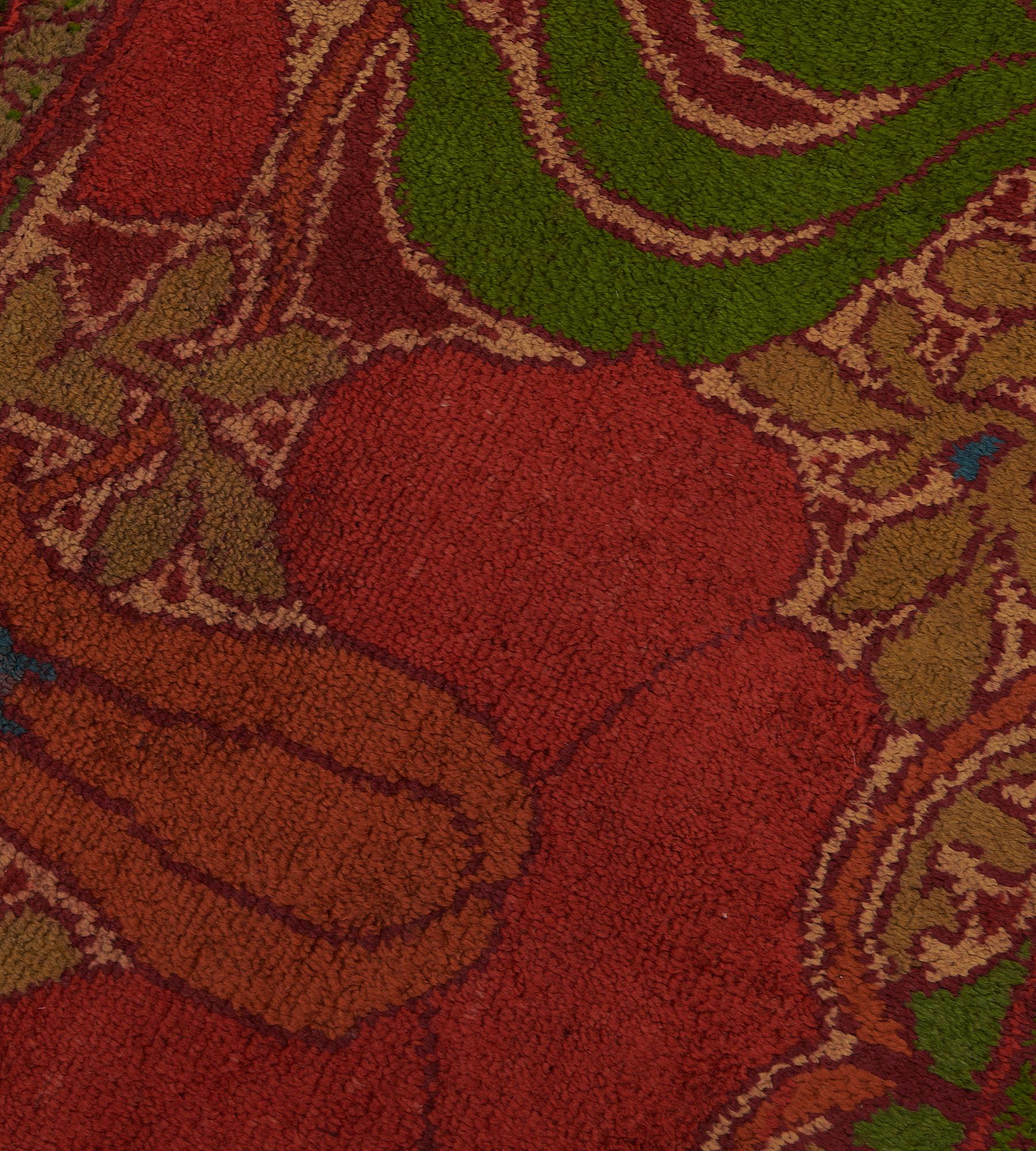 Antique Hand-woven Red Floral Irish Donegal Voysey Runner Anudado a mano en venta