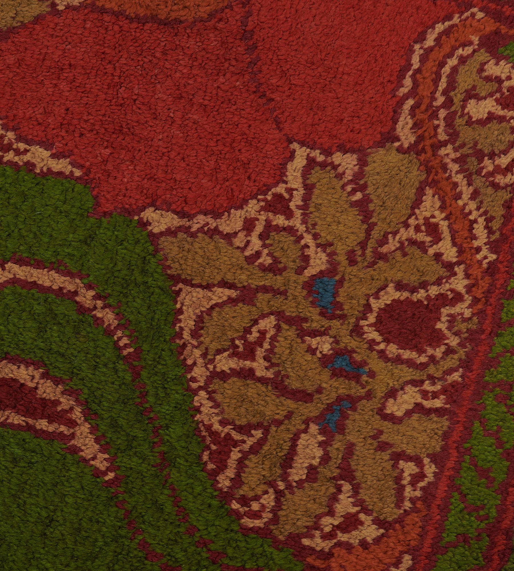 Antique Hand-woven Red Floral Irish Donegal Voysey Runner en Bueno estado para la venta en West Hollywood, CA