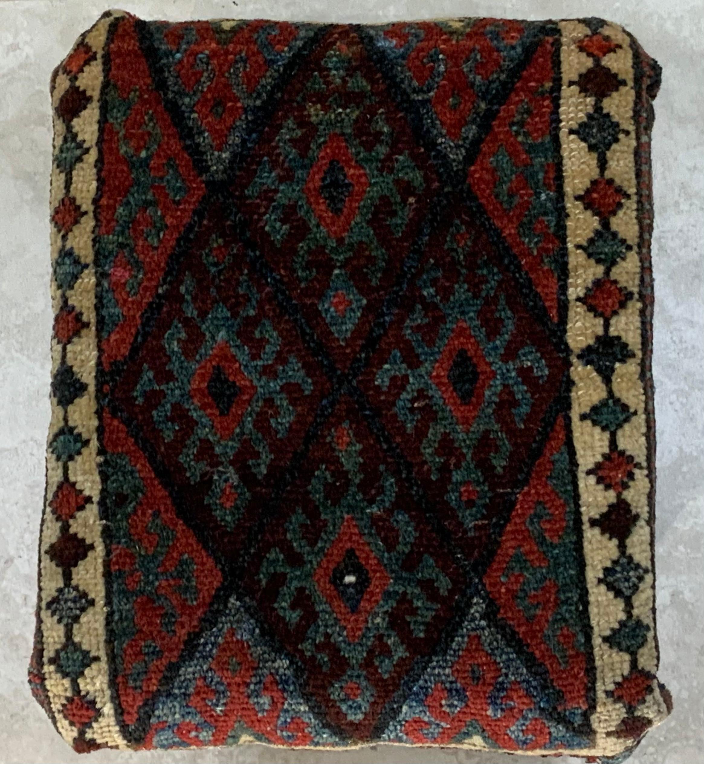 Antiker handgewebter Teppich, gepolsterter Fußhocker (amerikanisch) im Angebot