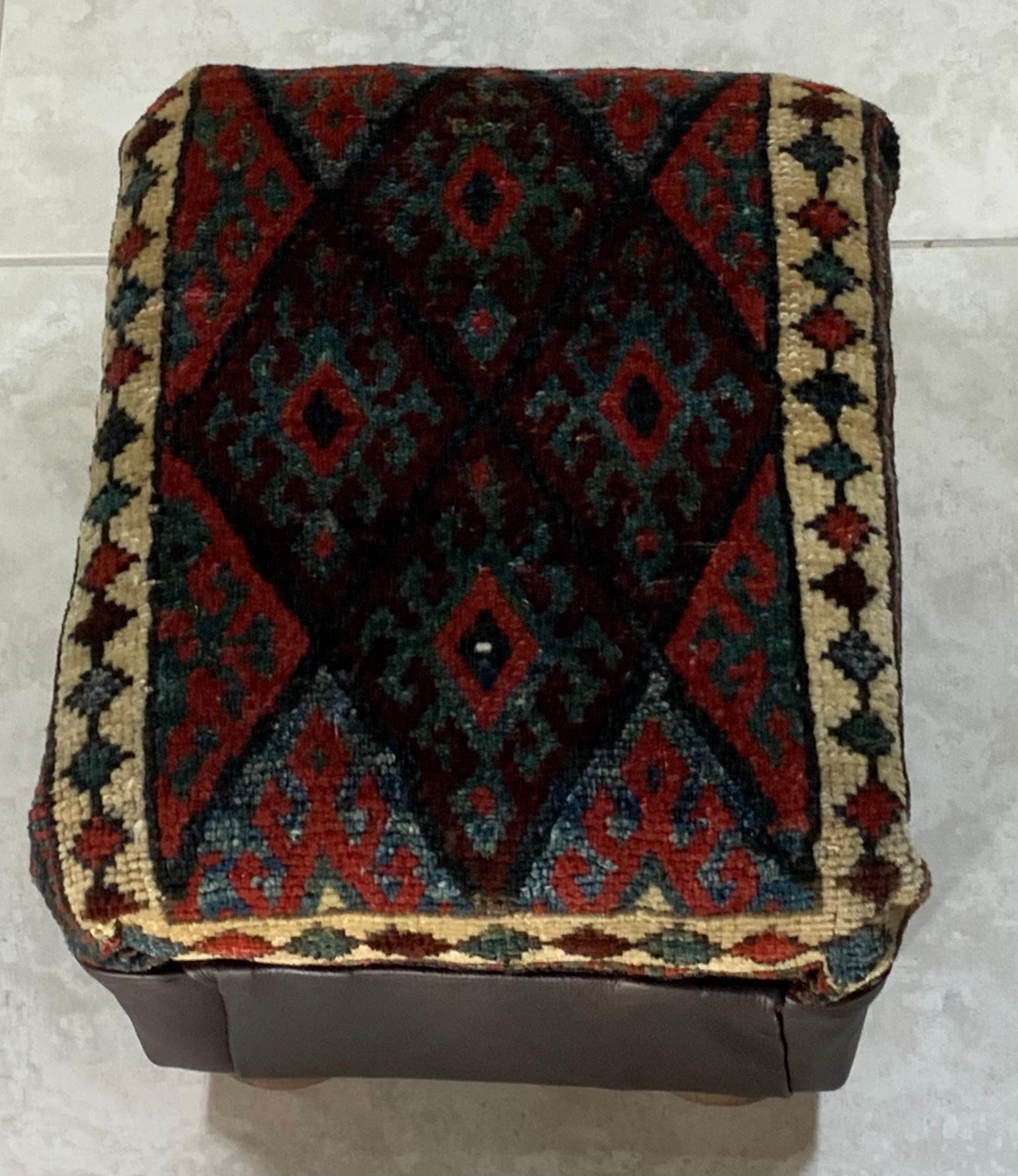 Antiker handgewebter Teppich, gepolsterter Fußhocker (Mitte des 20. Jahrhunderts) im Angebot