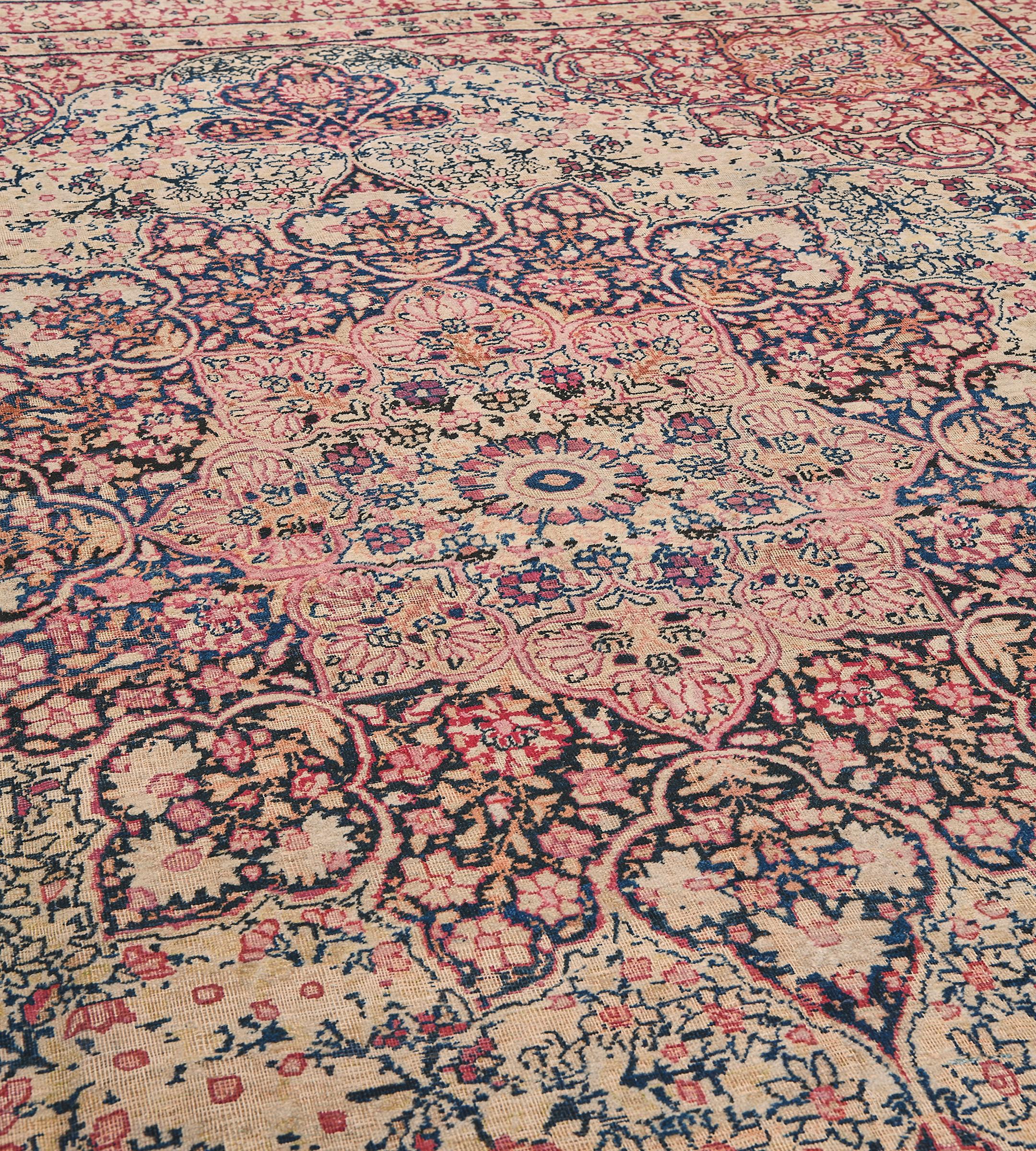 Dieser traditionelle handgewebte persische Kerman-Teppich hat ein safranfarbenes Feld mit dichten floralen Zweigen, die ein prächtiges arabeskes Medaillon umschließen, mit ähnlichen königlichen goldenen Zwickeln in einer dichten safranfarbenen