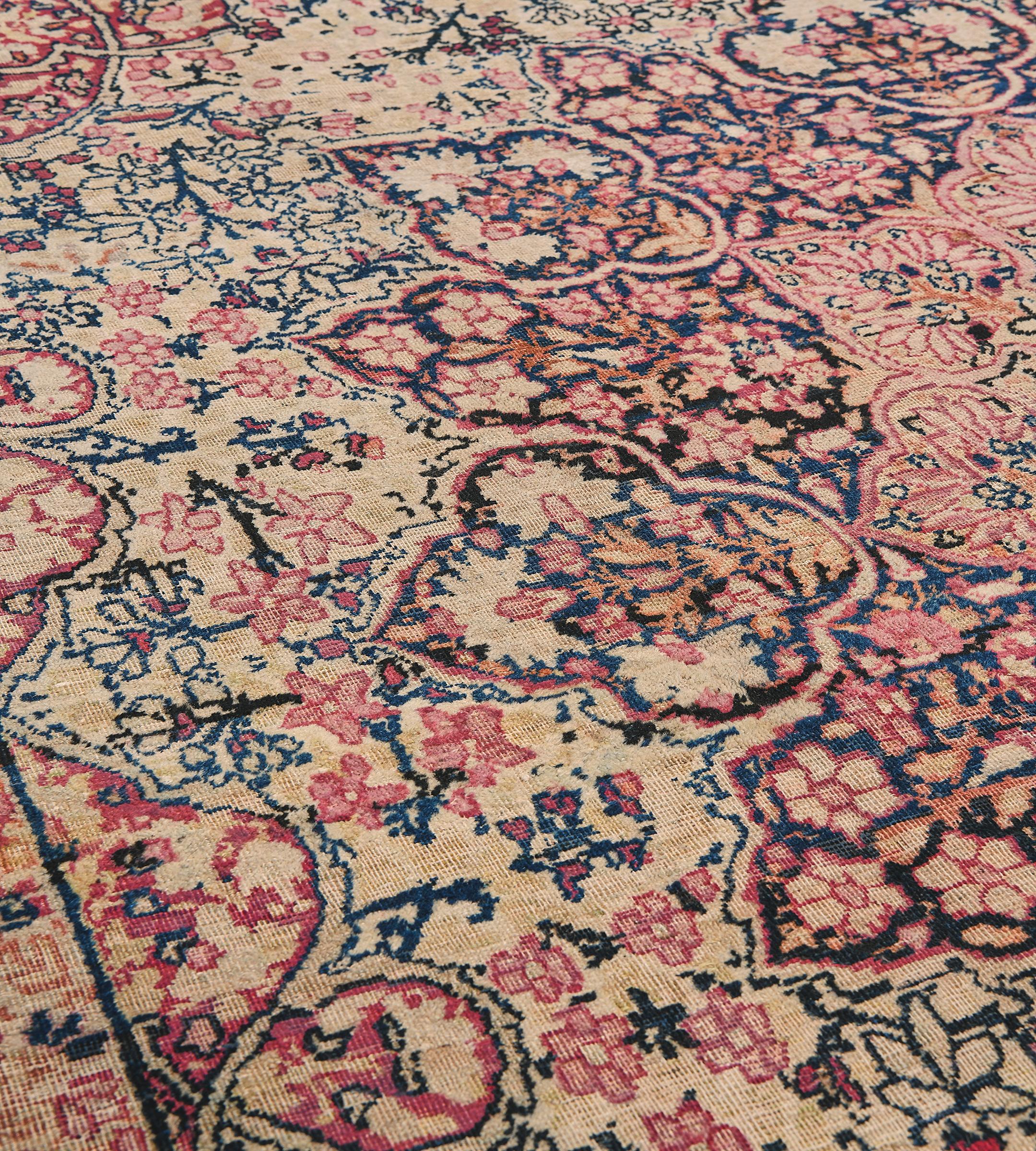 Antiker handgewebter traditioneller, geblümter persischer Kerman-Teppich (Persisch) im Angebot