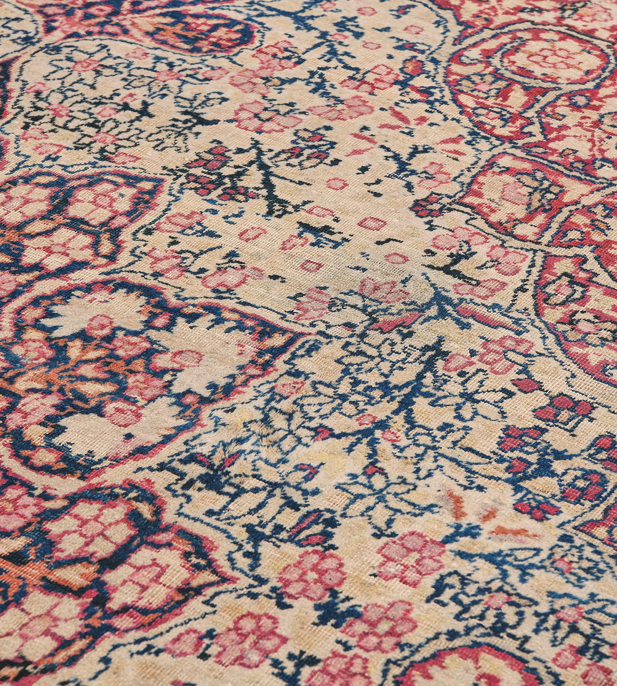 Antiker handgewebter traditioneller, geblümter persischer Kerman-Teppich (Wolle) im Angebot