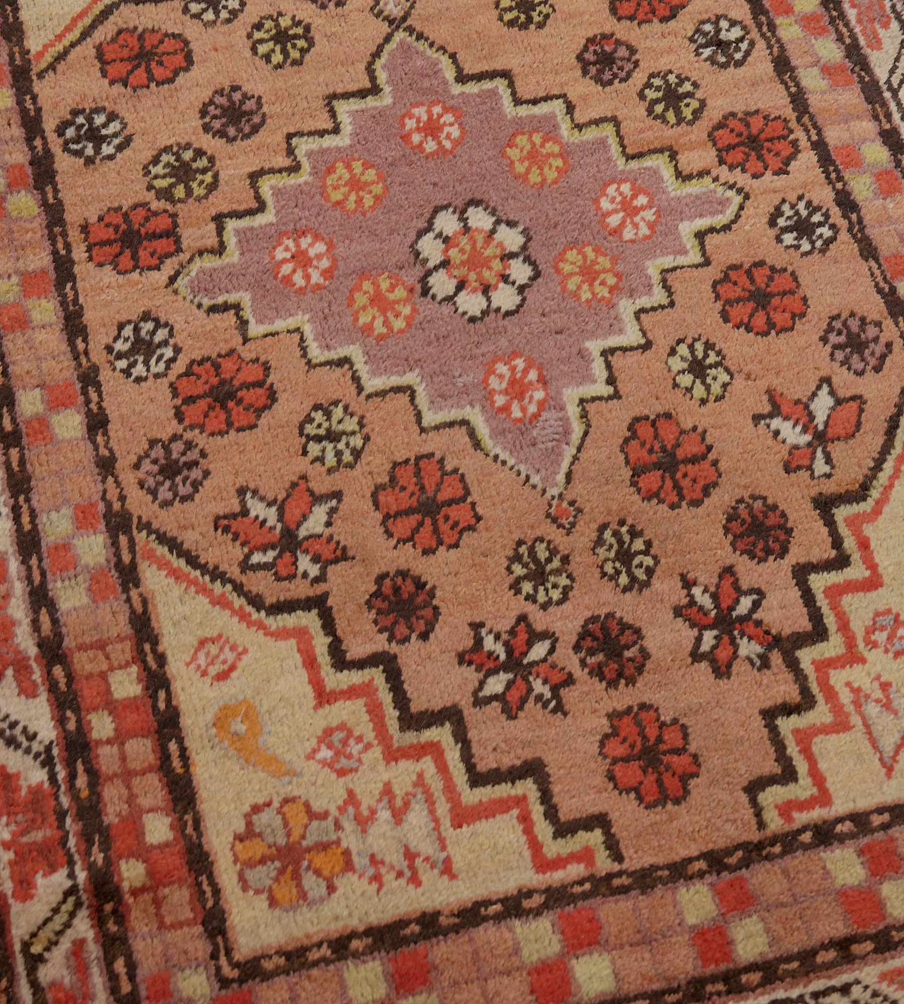 Turkestan oriental Antique Chemin de table traditionnel en laine Khotan, tissé à la main et orné de fleurs en vente
