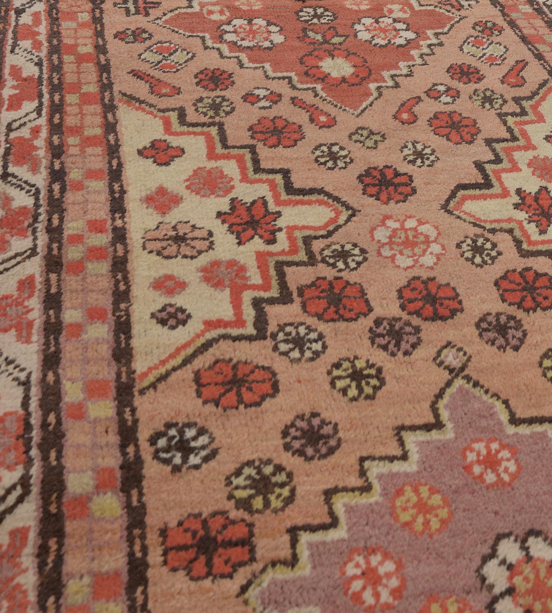 Noué à la main Antique Chemin de table traditionnel en laine Khotan, tissé à la main et orné de fleurs en vente