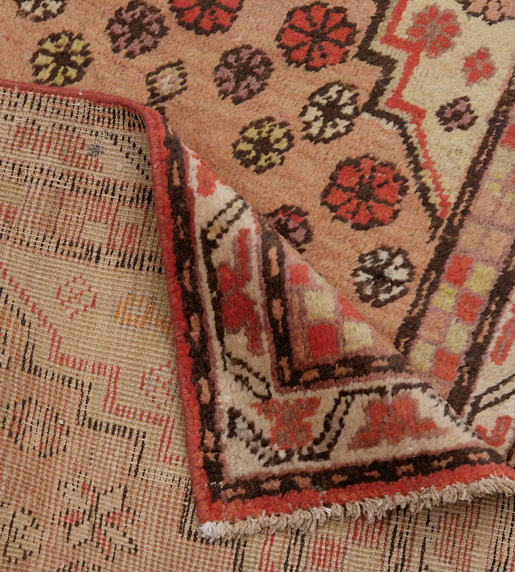 Antique Chemin de table traditionnel en laine Khotan, tissé à la main et orné de fleurs Bon état - En vente à West Hollywood, CA
