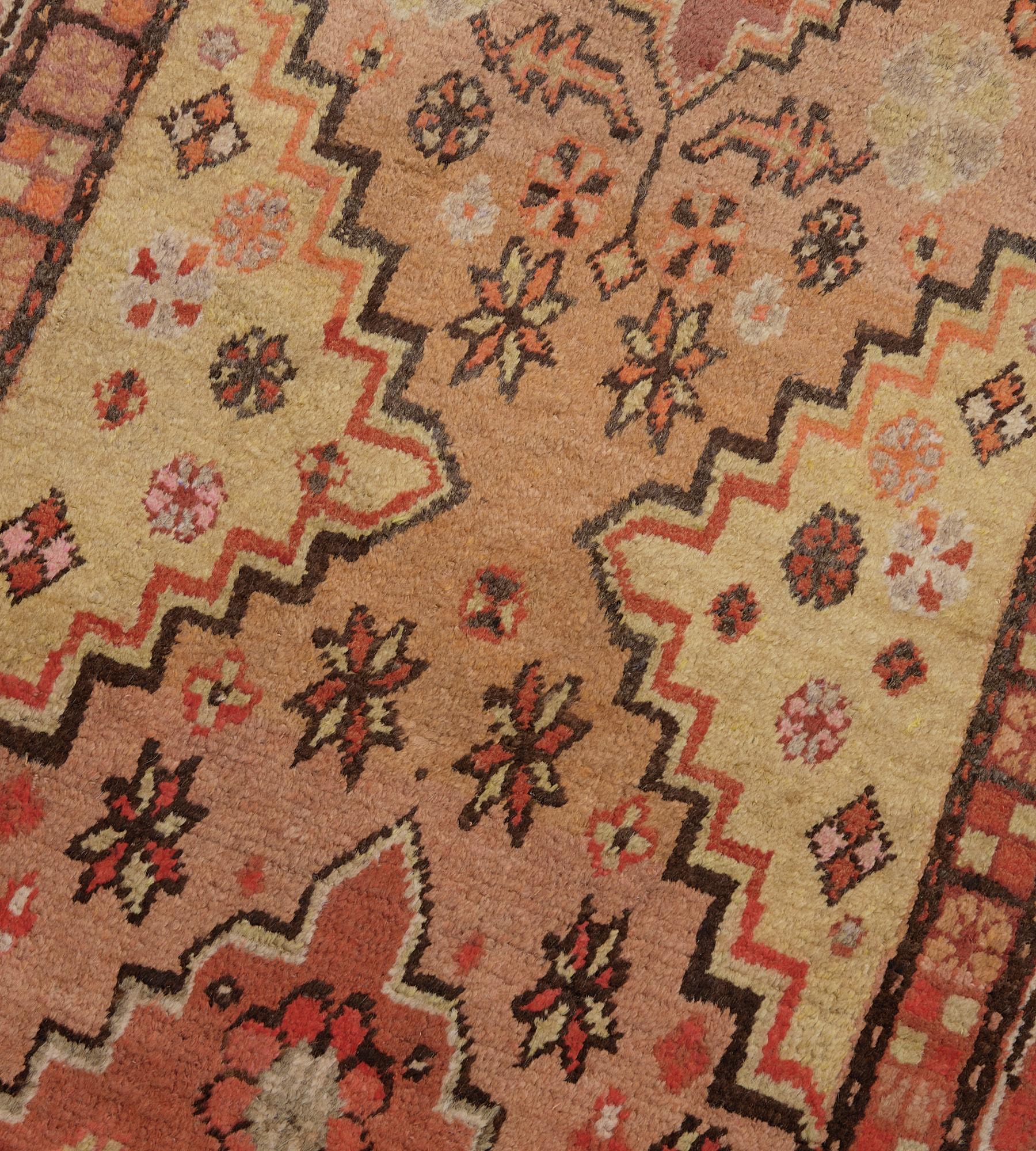 20ième siècle Antique Chemin de table traditionnel en laine Khotan, tissé à la main et orné de fleurs en vente