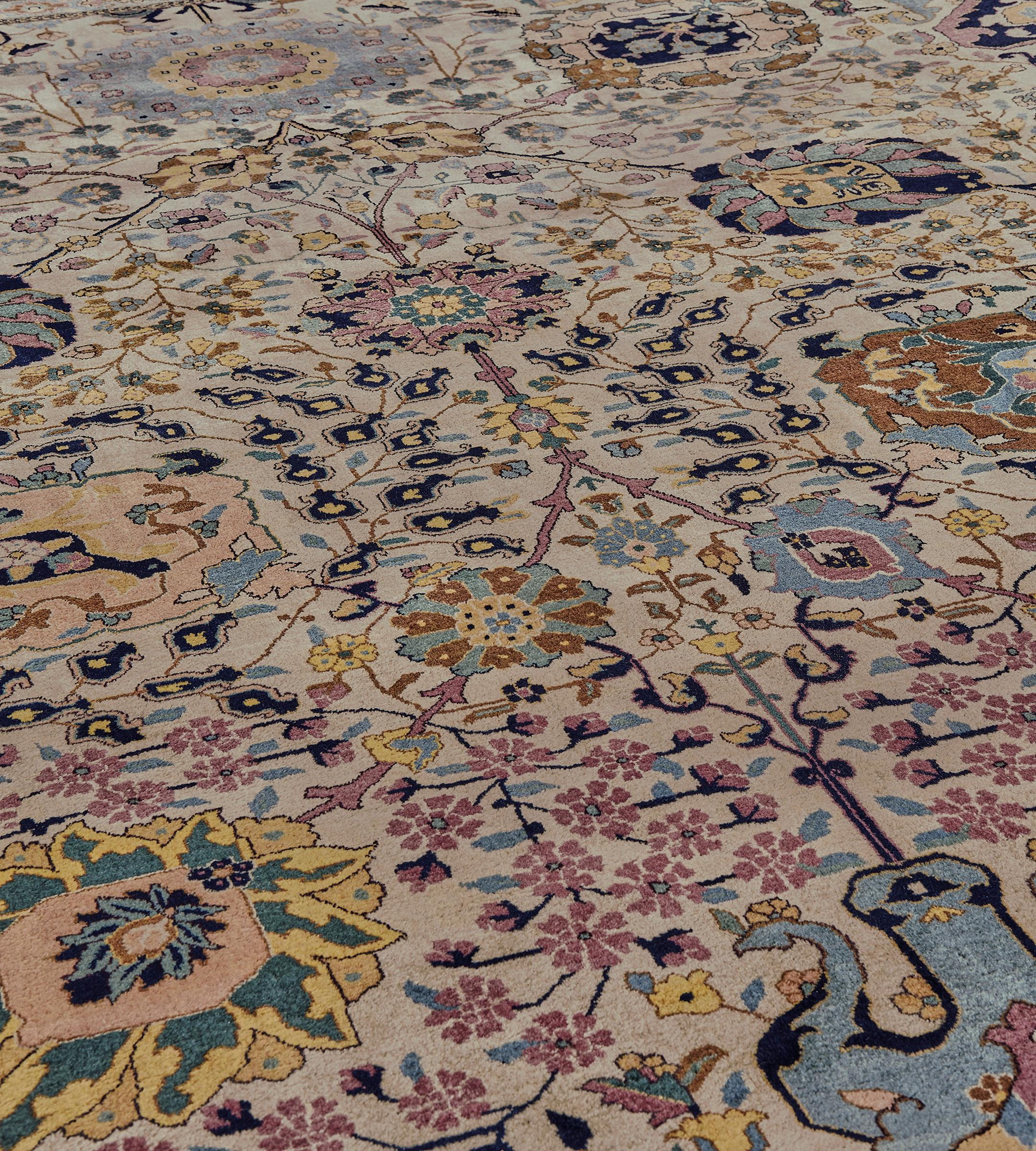 Antiker handgewebter mehrfarbiger indischer Agra-Teppich aus Wolle mit Blumenmuster (Indisch) im Angebot