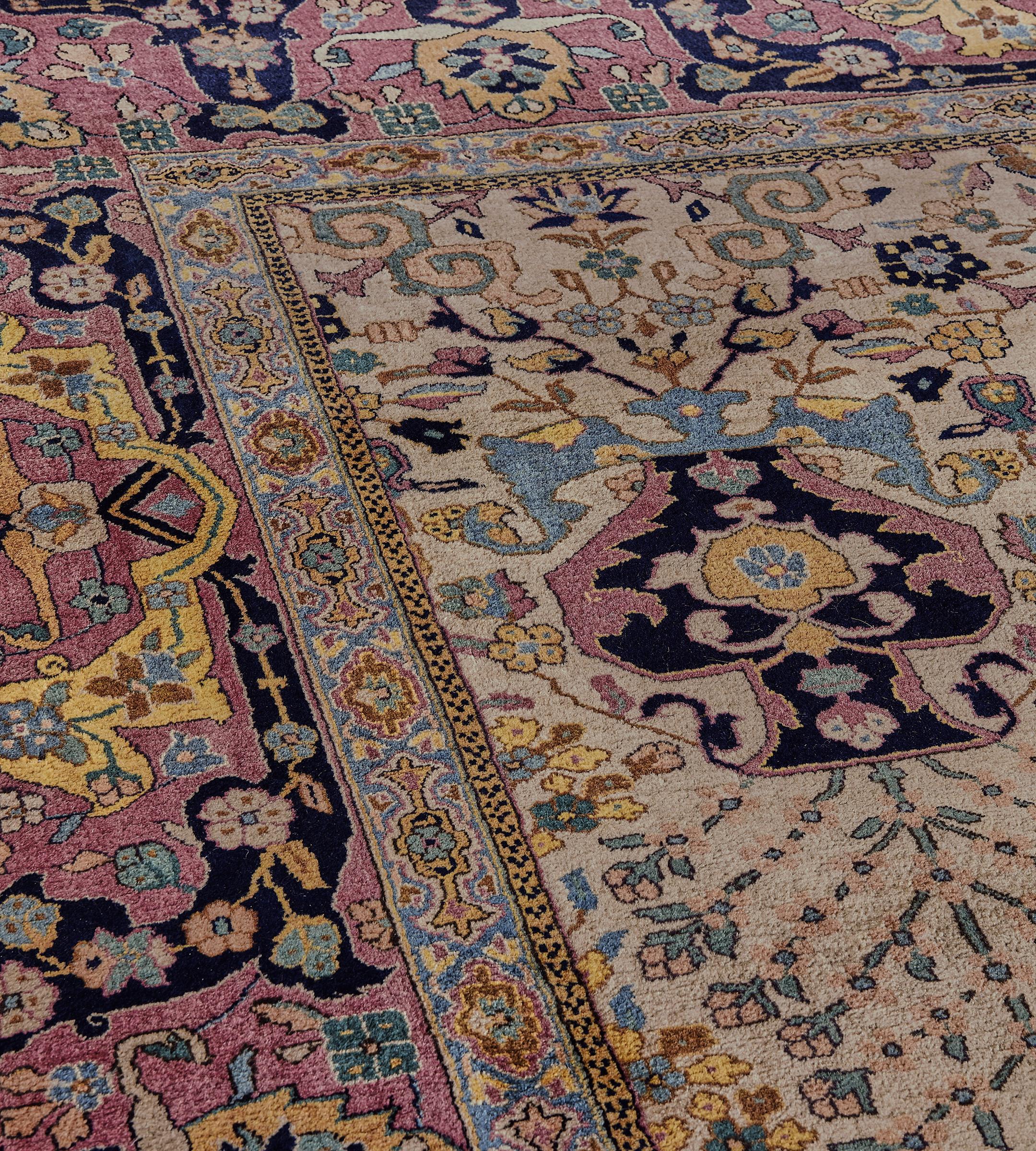 Antiker handgewebter mehrfarbiger indischer Agra-Teppich aus Wolle mit Blumenmuster (Handgeknüpft) im Angebot