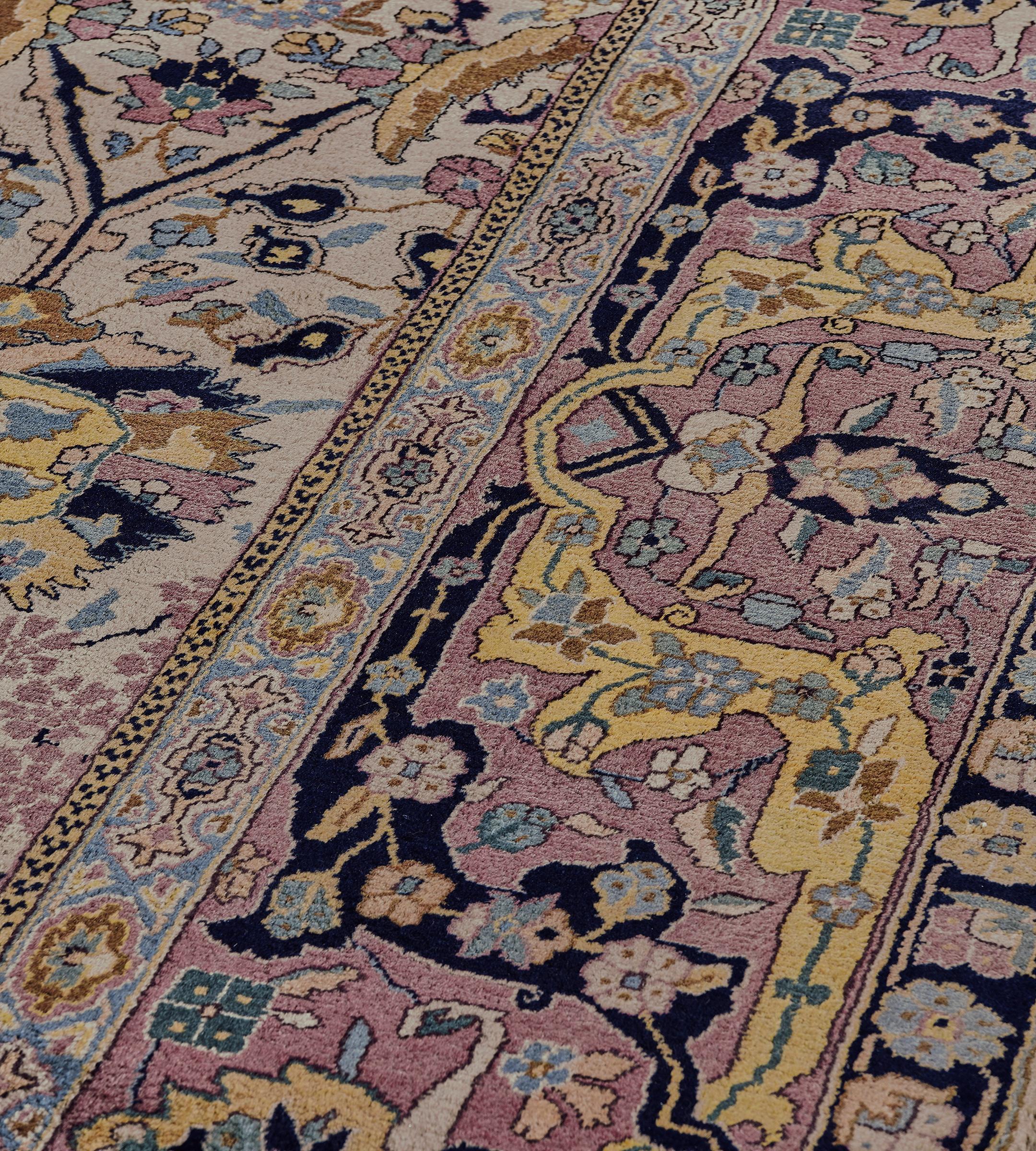 Antiker handgewebter mehrfarbiger indischer Agra-Teppich aus Wolle mit Blumenmuster im Zustand „Gut“ im Angebot in West Hollywood, CA