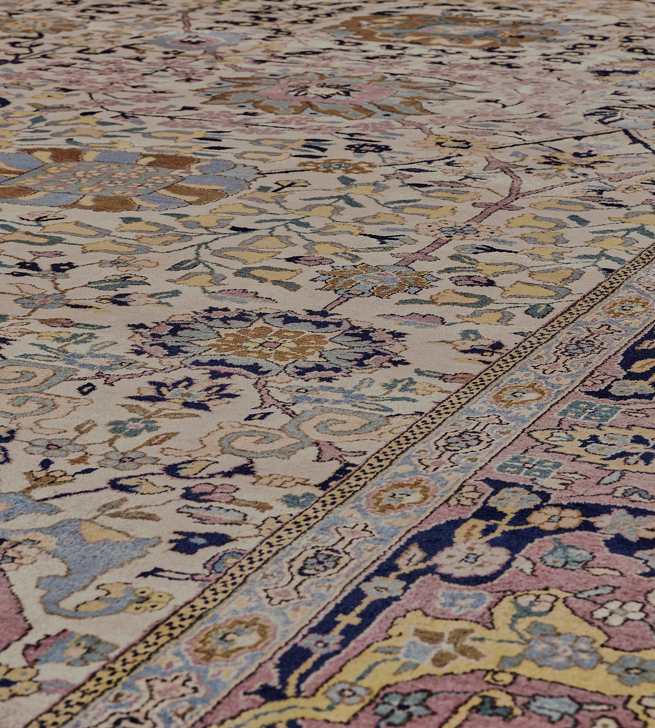 Antiker handgewebter mehrfarbiger indischer Agra-Teppich aus Wolle mit Blumenmuster (20. Jahrhundert) im Angebot
