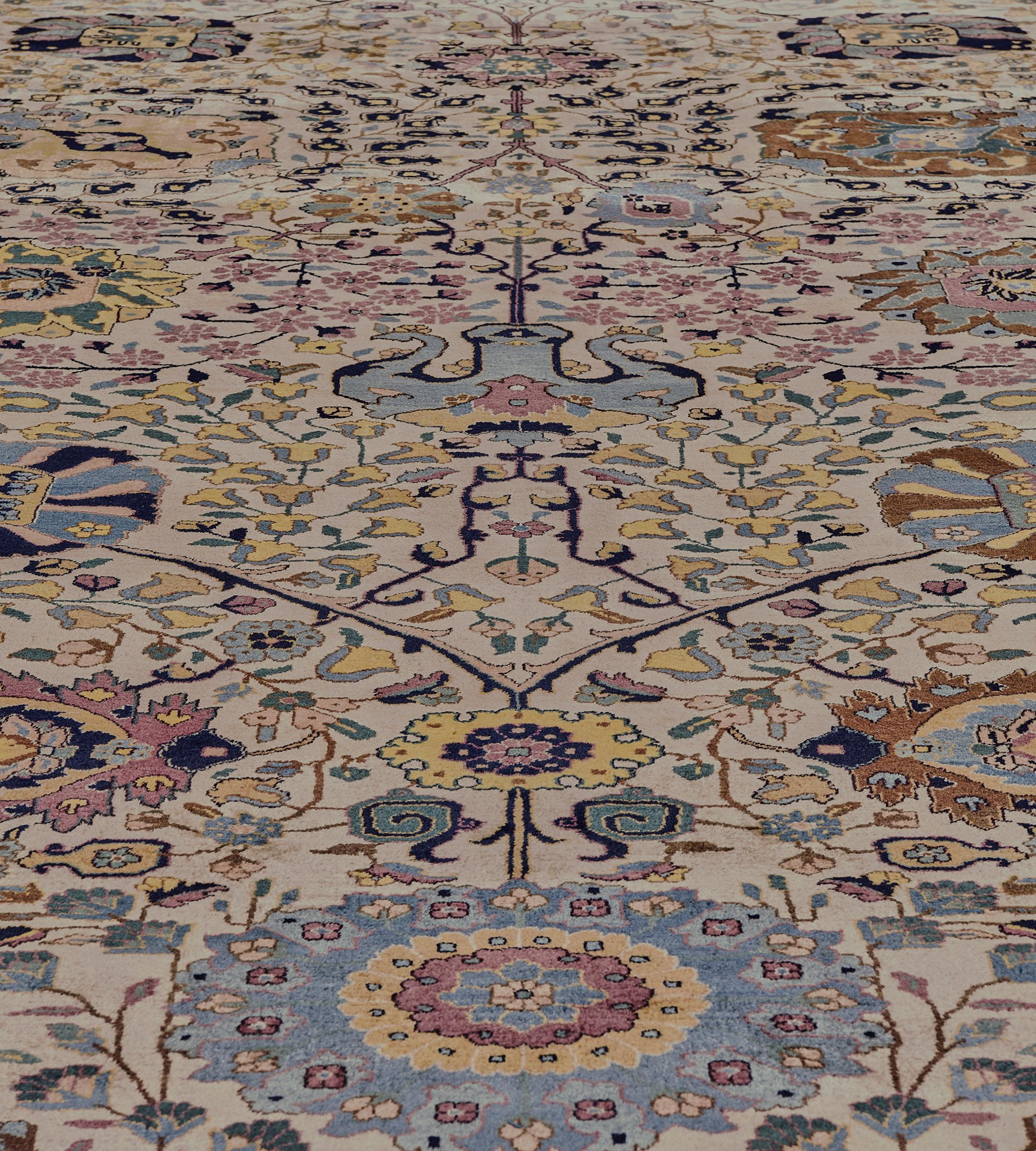 Antiker handgewebter mehrfarbiger indischer Agra-Teppich aus Wolle mit Blumenmuster im Angebot 1
