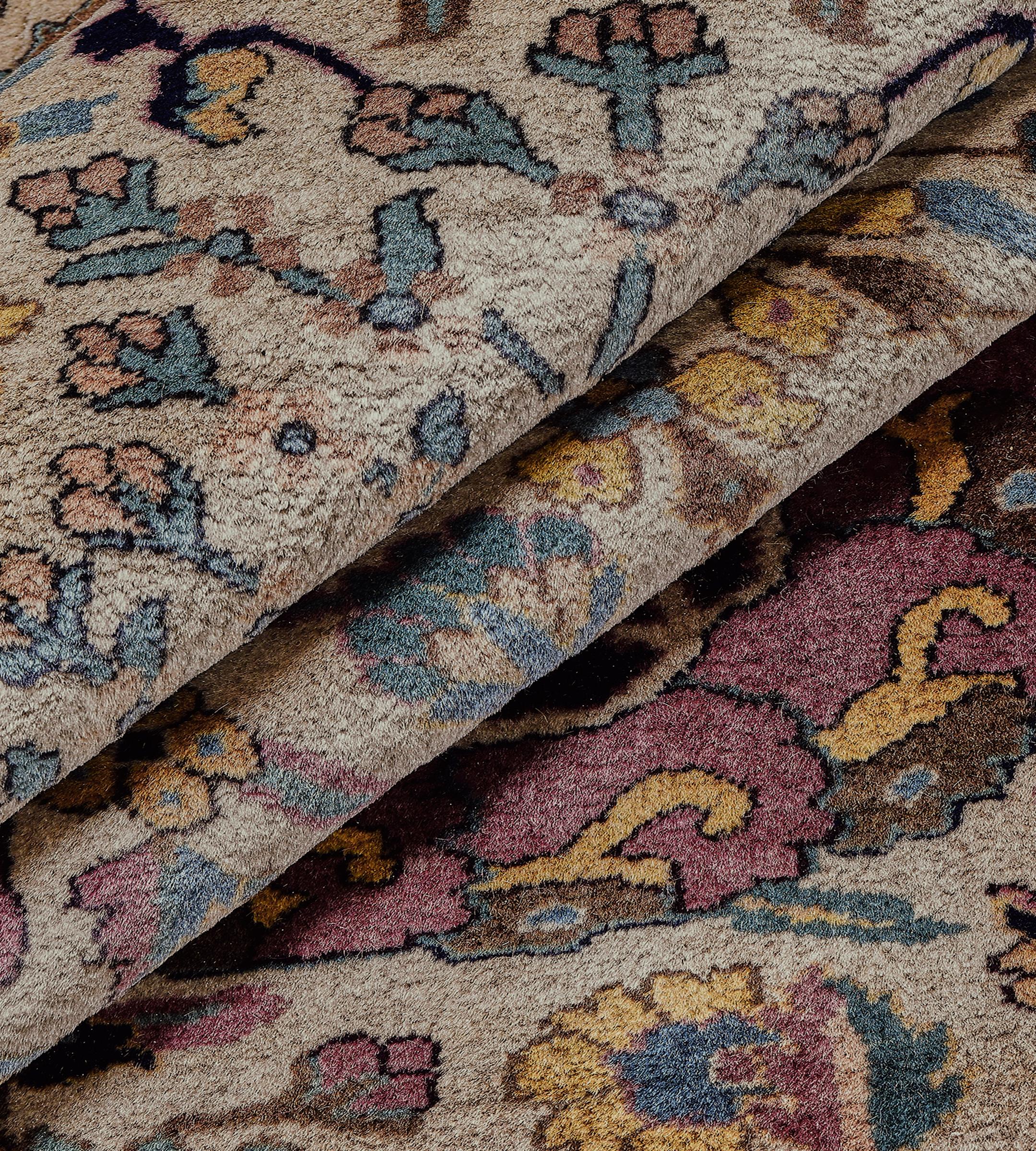 Antiker handgewebter mehrfarbiger indischer Agra-Teppich aus Wolle mit Blumenmuster im Angebot 2