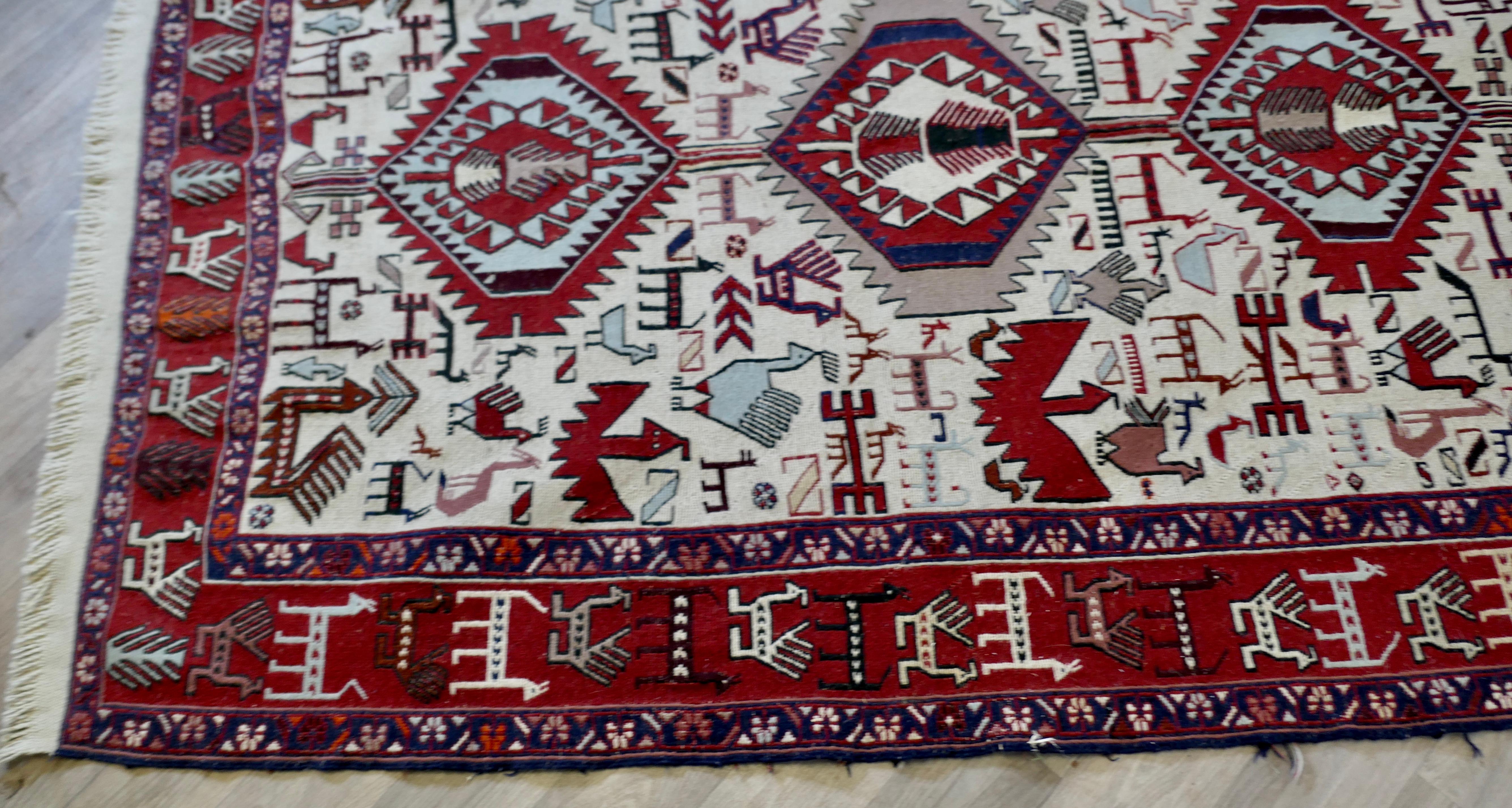 Artisanat Tapis ancien tissé à la main Une belle pièce avec une large bordure en vente