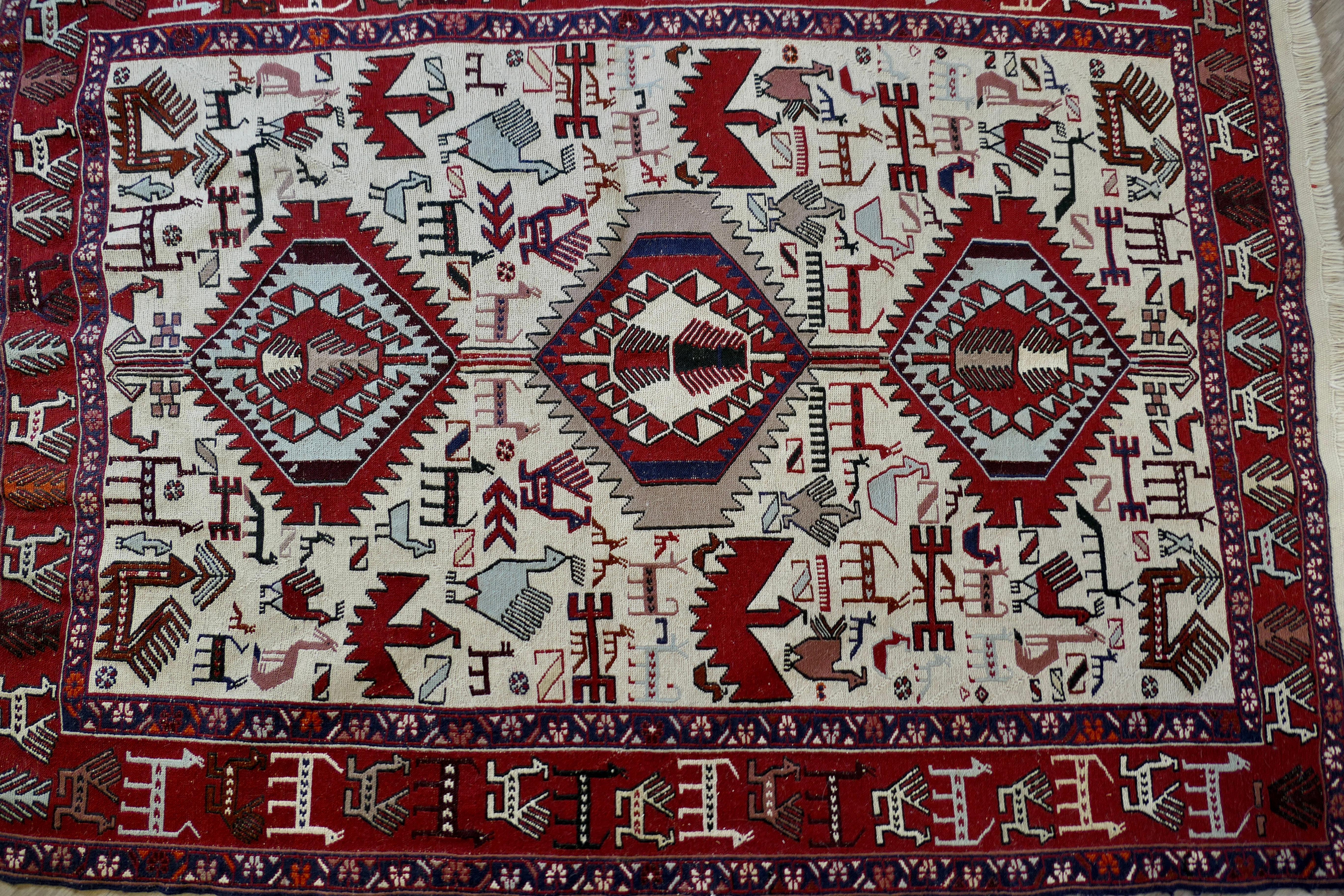 Tapis ancien tissé à la main Une belle pièce avec une large bordure Bon état - En vente à Godshill, Isle of Wight