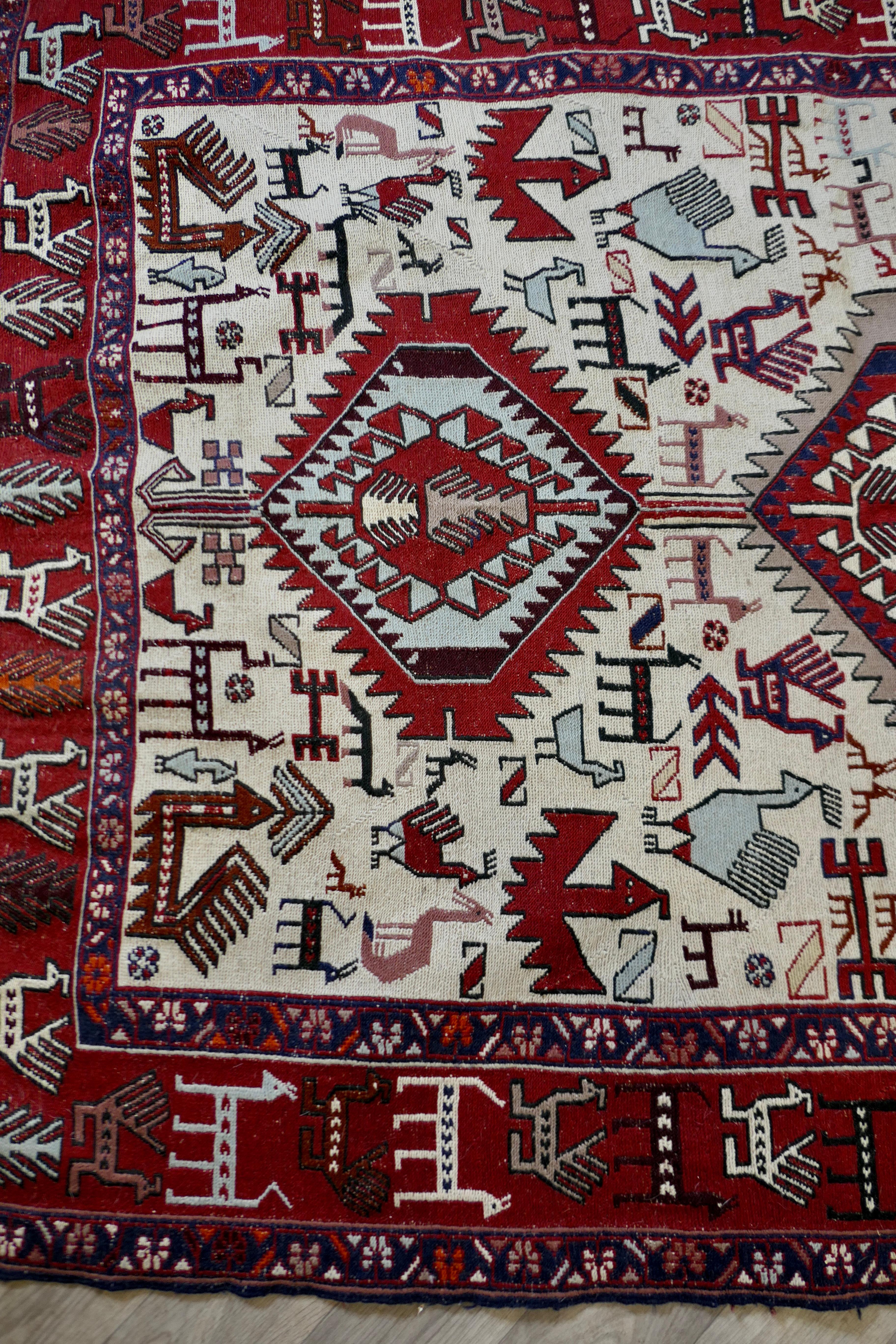 Milieu du XXe siècle Tapis ancien tissé à la main Une belle pièce avec une large bordure en vente