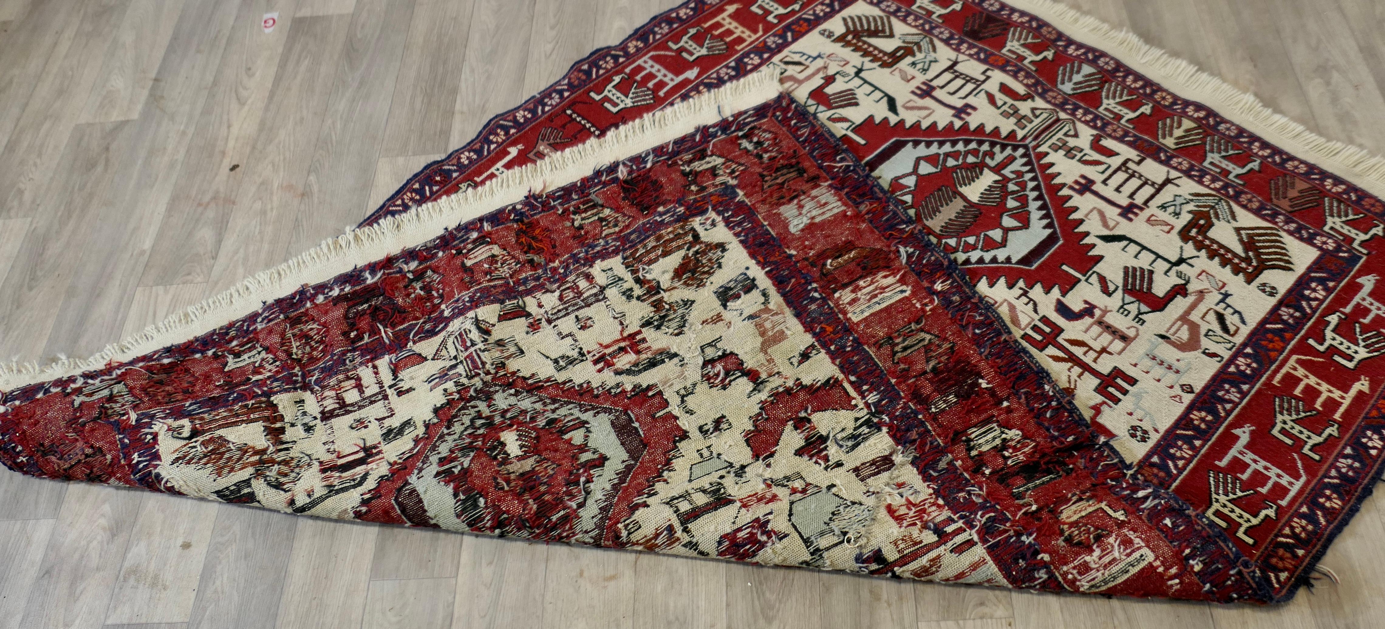 Laine Tapis ancien tissé à la main Une belle pièce avec une large bordure en vente