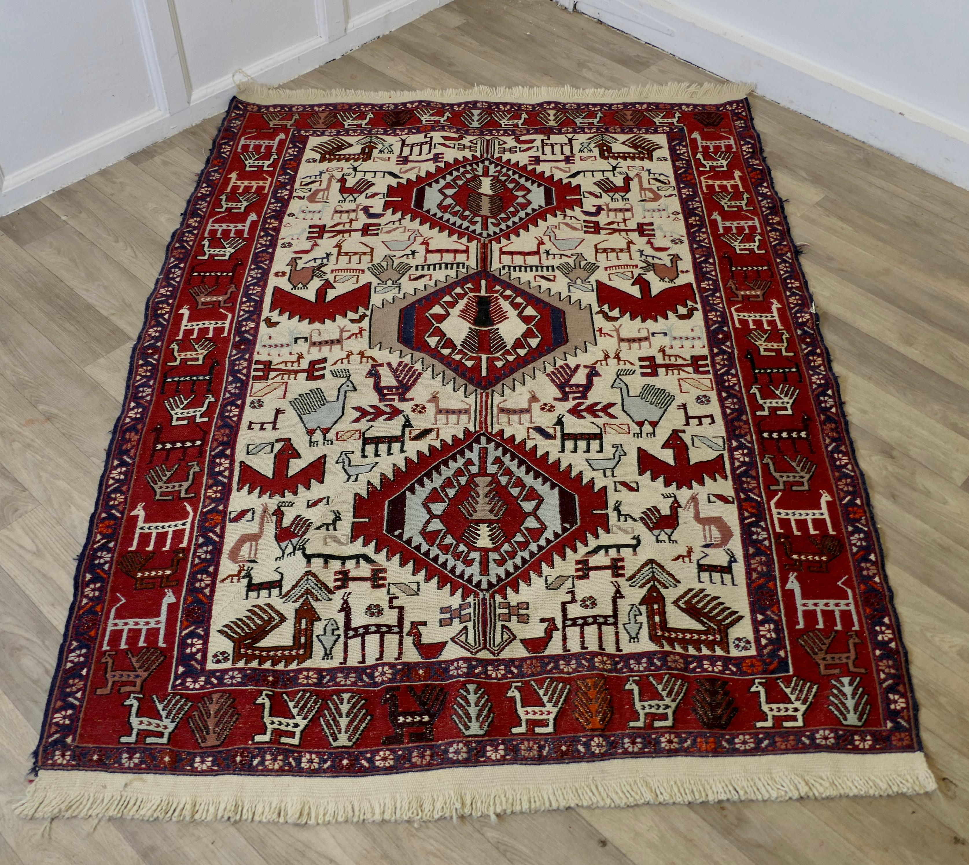 Tapis ancien tissé à la main Une belle pièce avec une large bordure en vente 1