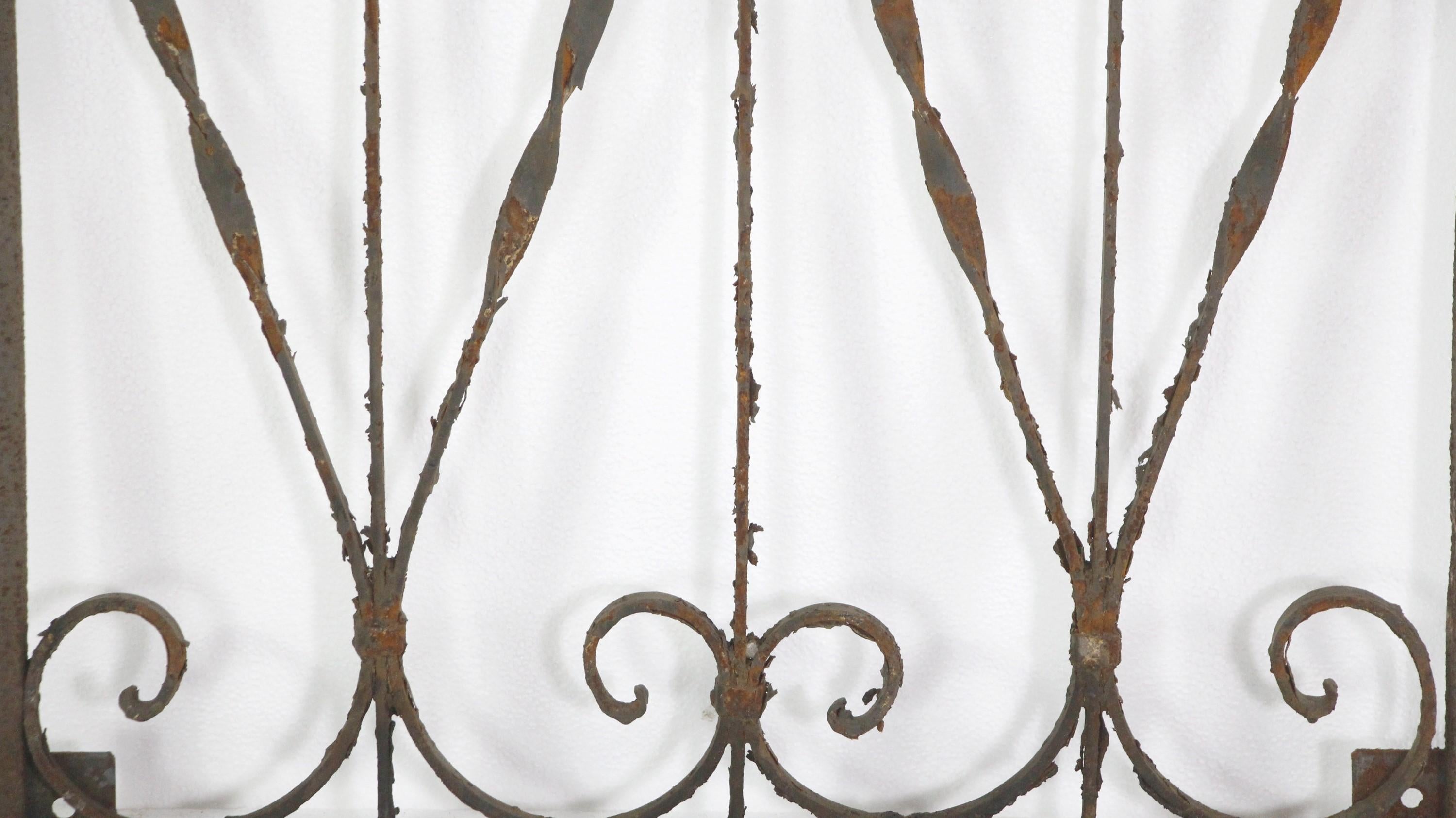 Antike handgeschmiedete schmiedeeiserne Torfenster-Fencing-Paneel mit Wirbel-Anstecknadeln (amerikanisch) im Angebot