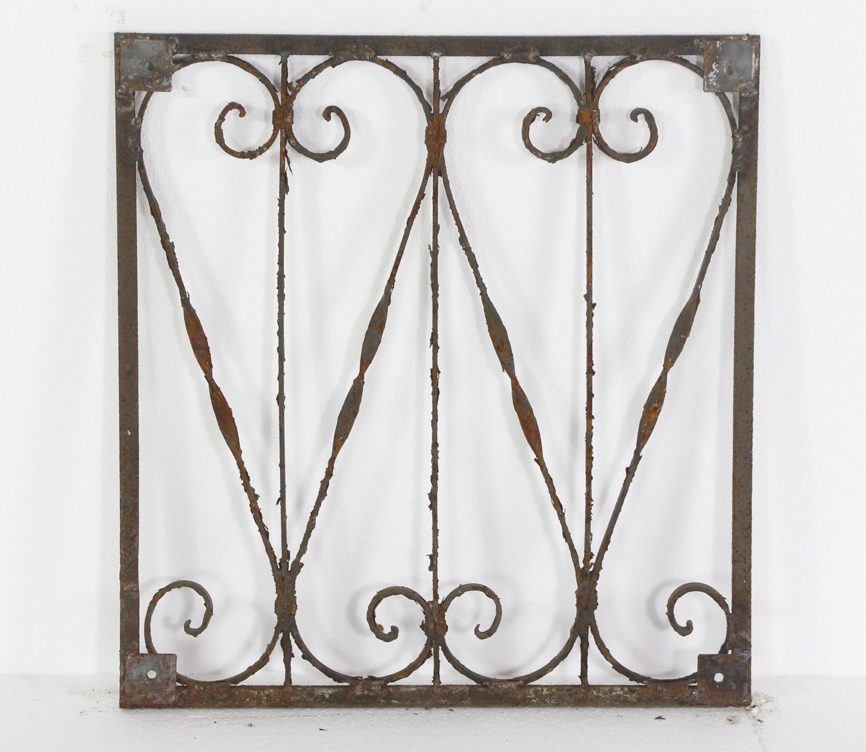 Antike handgeschmiedete schmiedeeiserne Torfenster-Fencing-Paneel mit Wirbel-Anstecknadeln im Zustand „Gut“ im Angebot in New York, NY