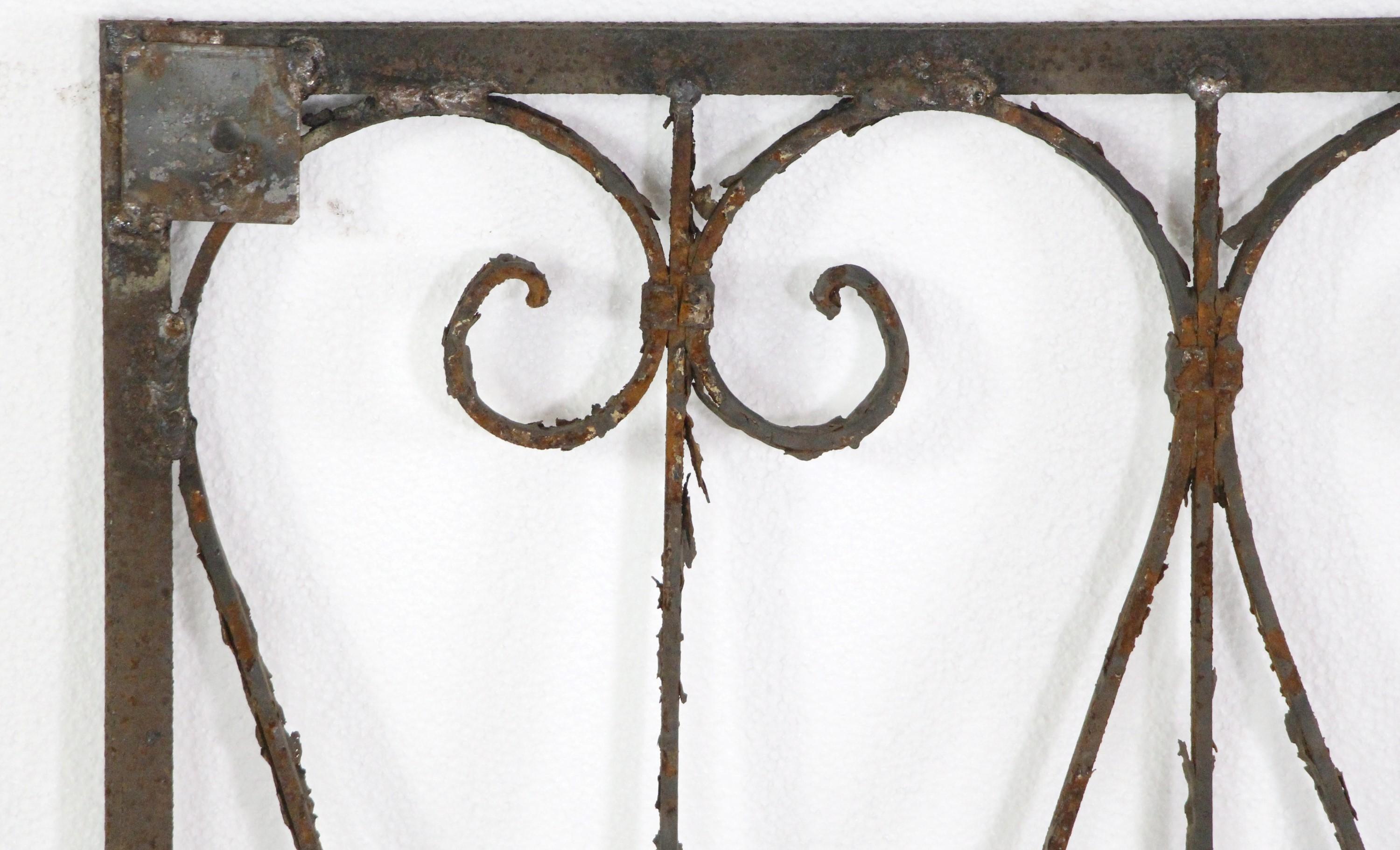 Antike handgeschmiedete schmiedeeiserne Torfenster-Fencing-Paneel mit Wirbel-Anstecknadeln (20. Jahrhundert) im Angebot