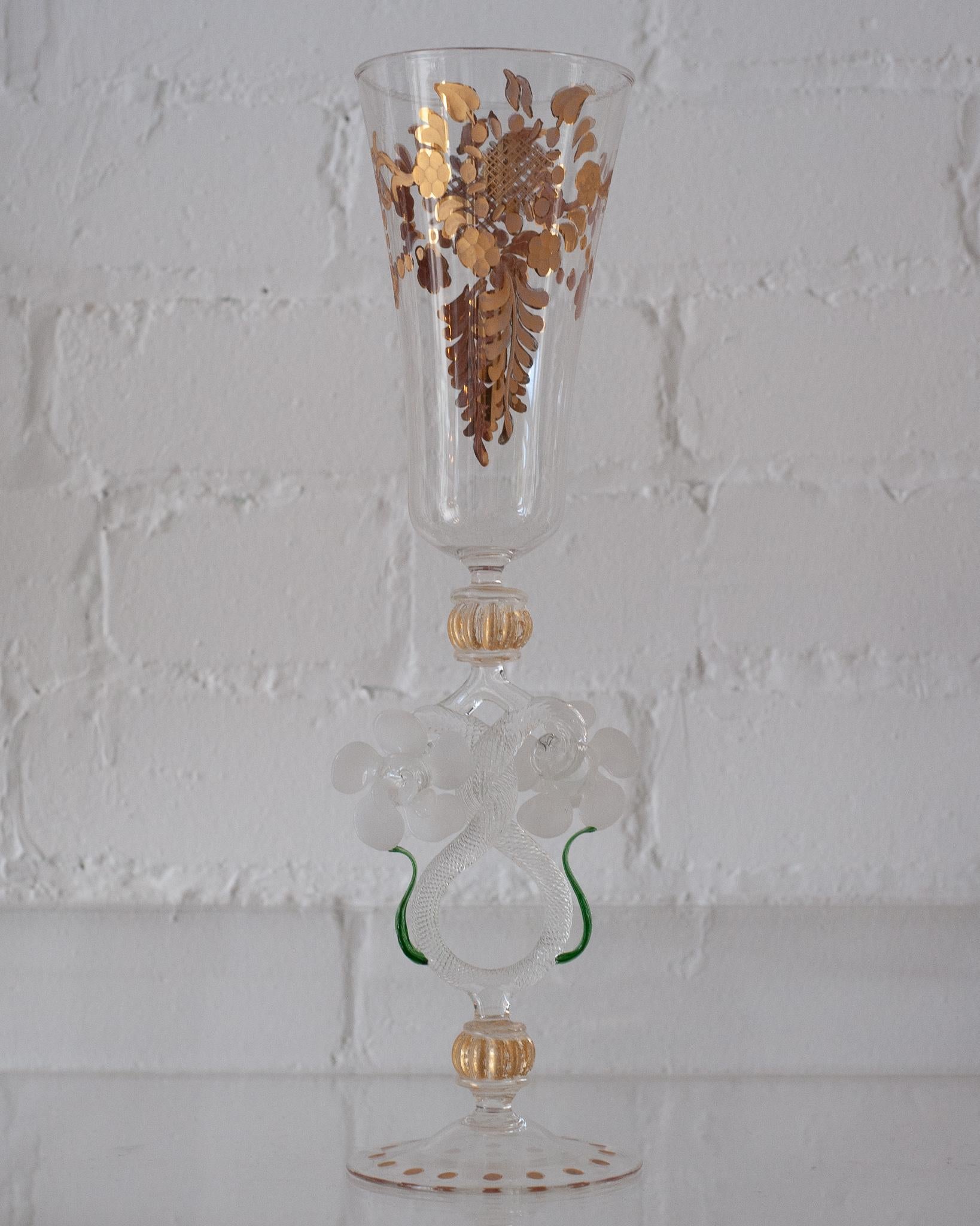 Rehaussez votre table avec une flûte/vase ancienne en verre de Murano soufflé à la main. Délicat et orné, chaque verre présente un design et une couleur uniques, et aucune pièce de Murano n'est exactement identique. Ce sont de véritables œuvres