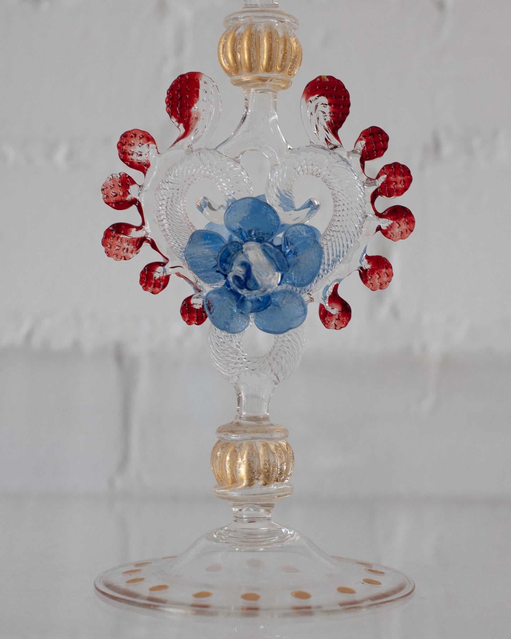 italien Ancienne flûte en verre de Murano soufflé à la main, transparente, rouge et bleue, avec détails dorés en vente