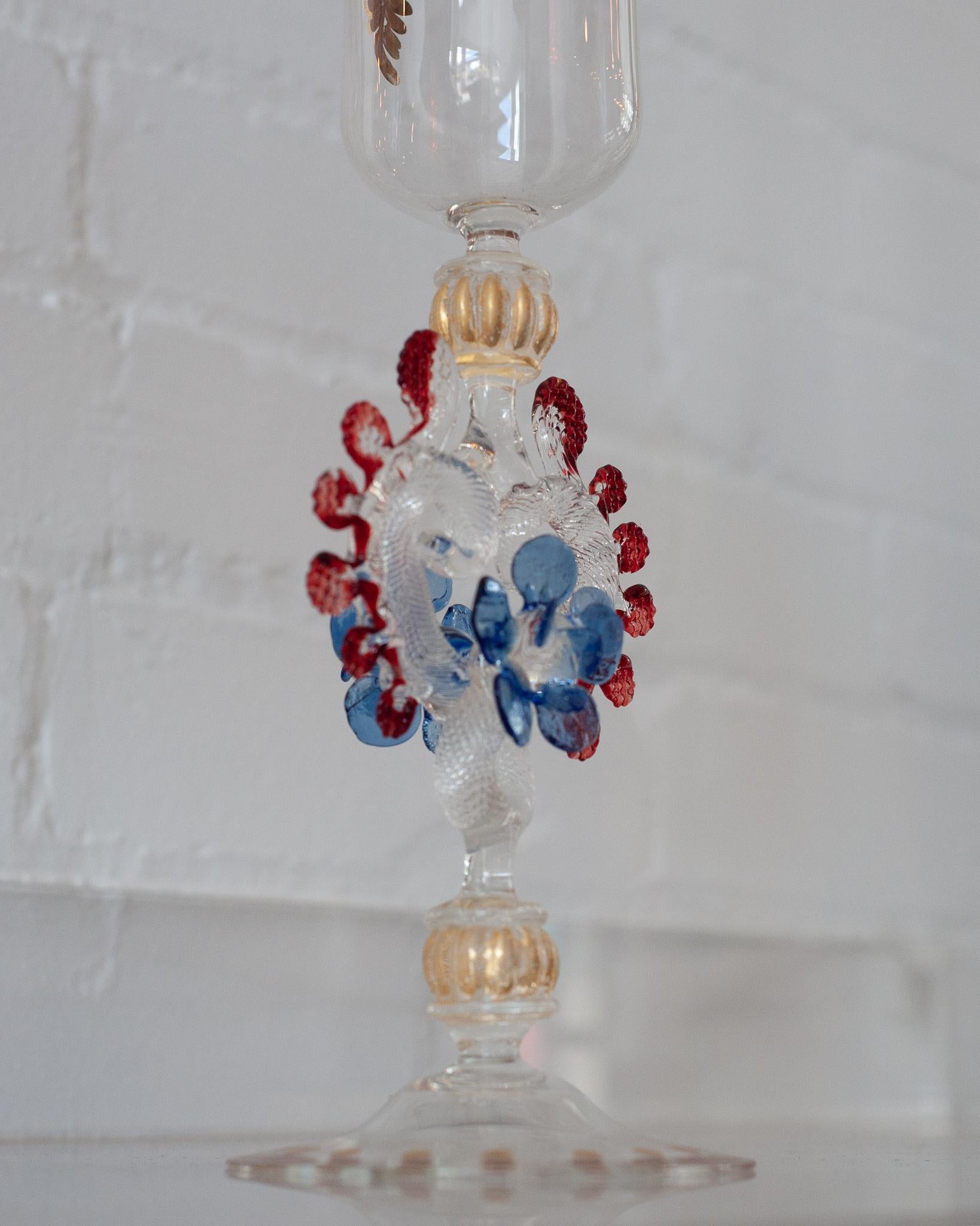 Doré Ancienne flûte en verre de Murano soufflé à la main, transparente, rouge et bleue, avec détails dorés en vente