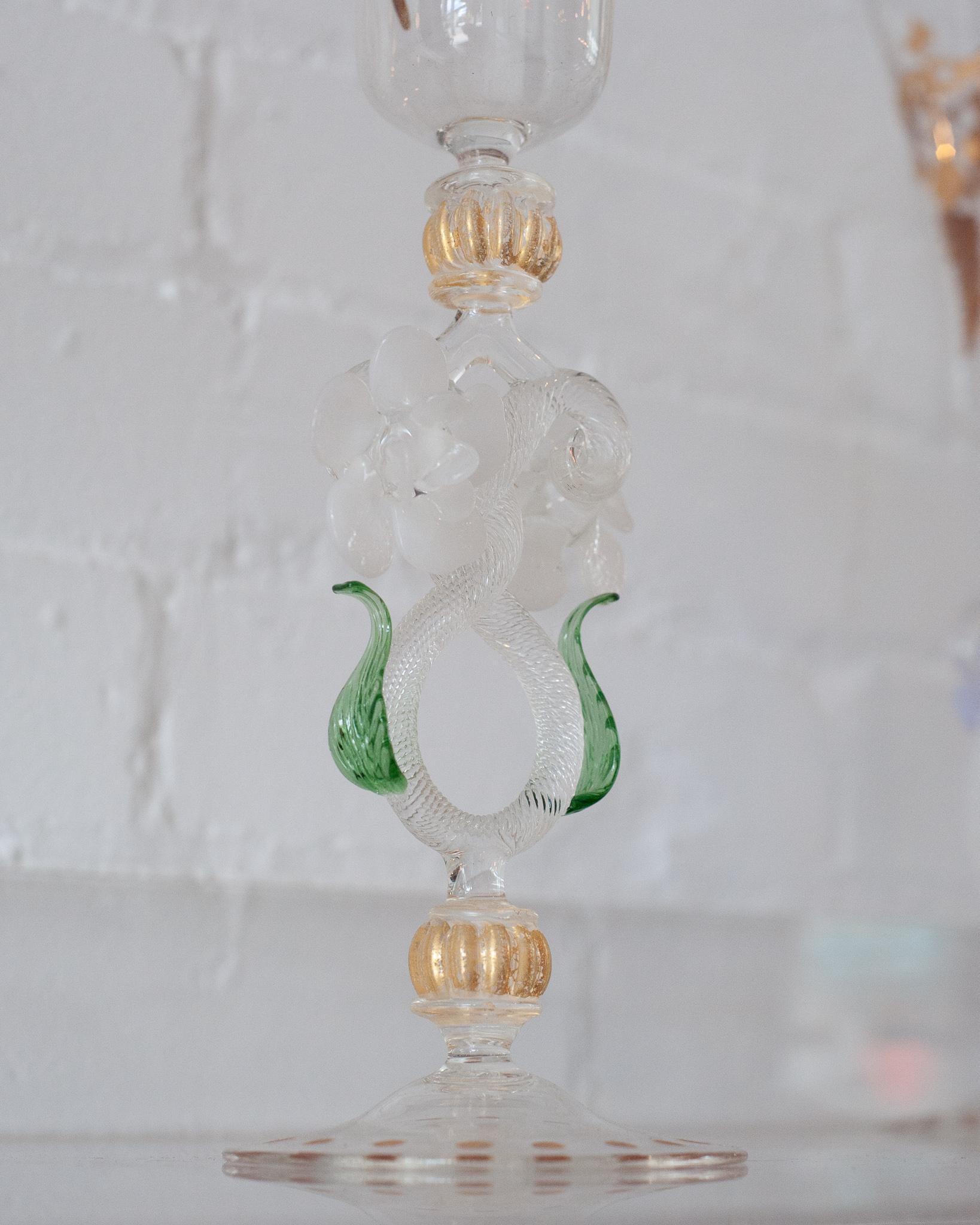 Doré Ancienne flûte en verre de Murano soufflé à la main avec détails et fleurs dorés en vente