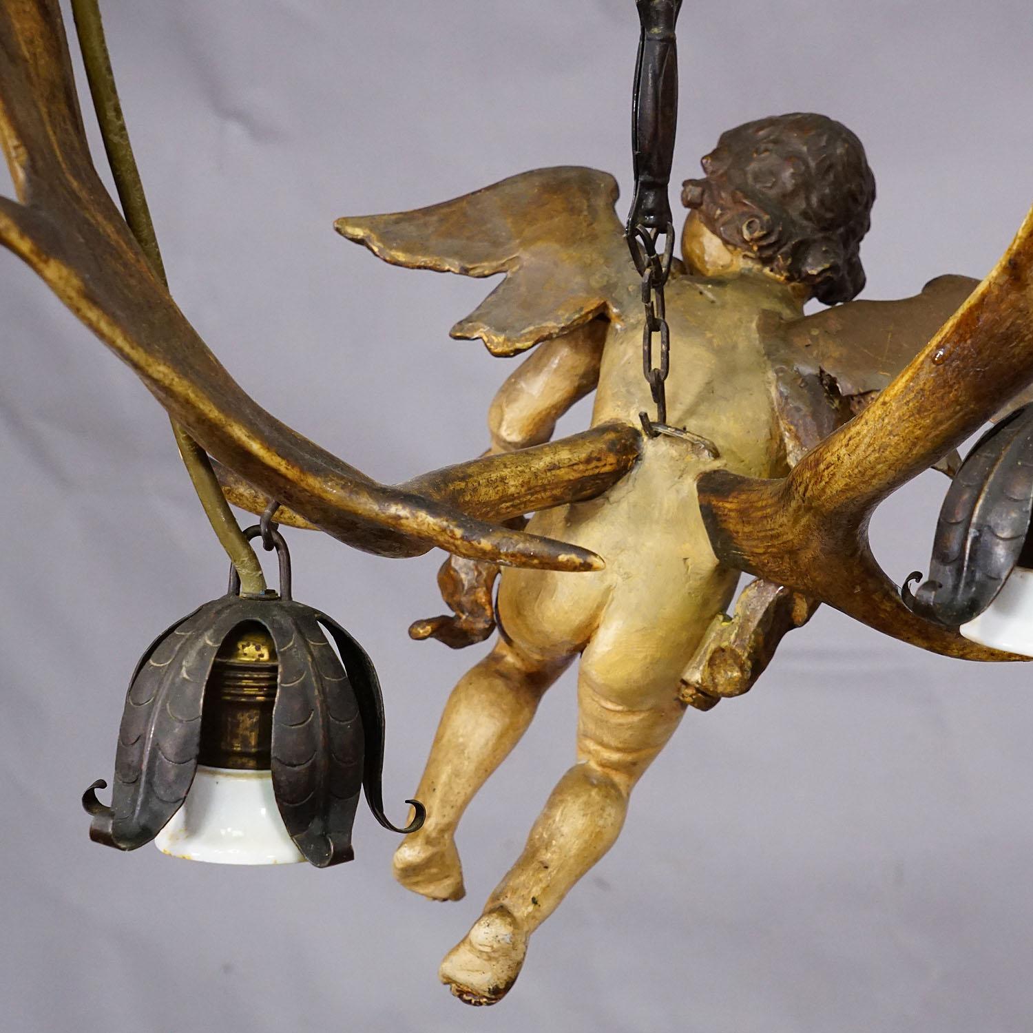 Lusterweibchen d'un ange sculpté à la main, vers 1900 en vente 4