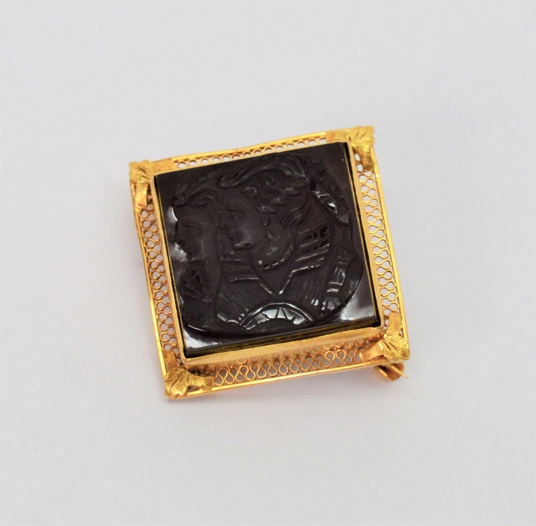 Taille carrée Broche camée ancienne en or 10 carats et onyx sculpté à la main en vente