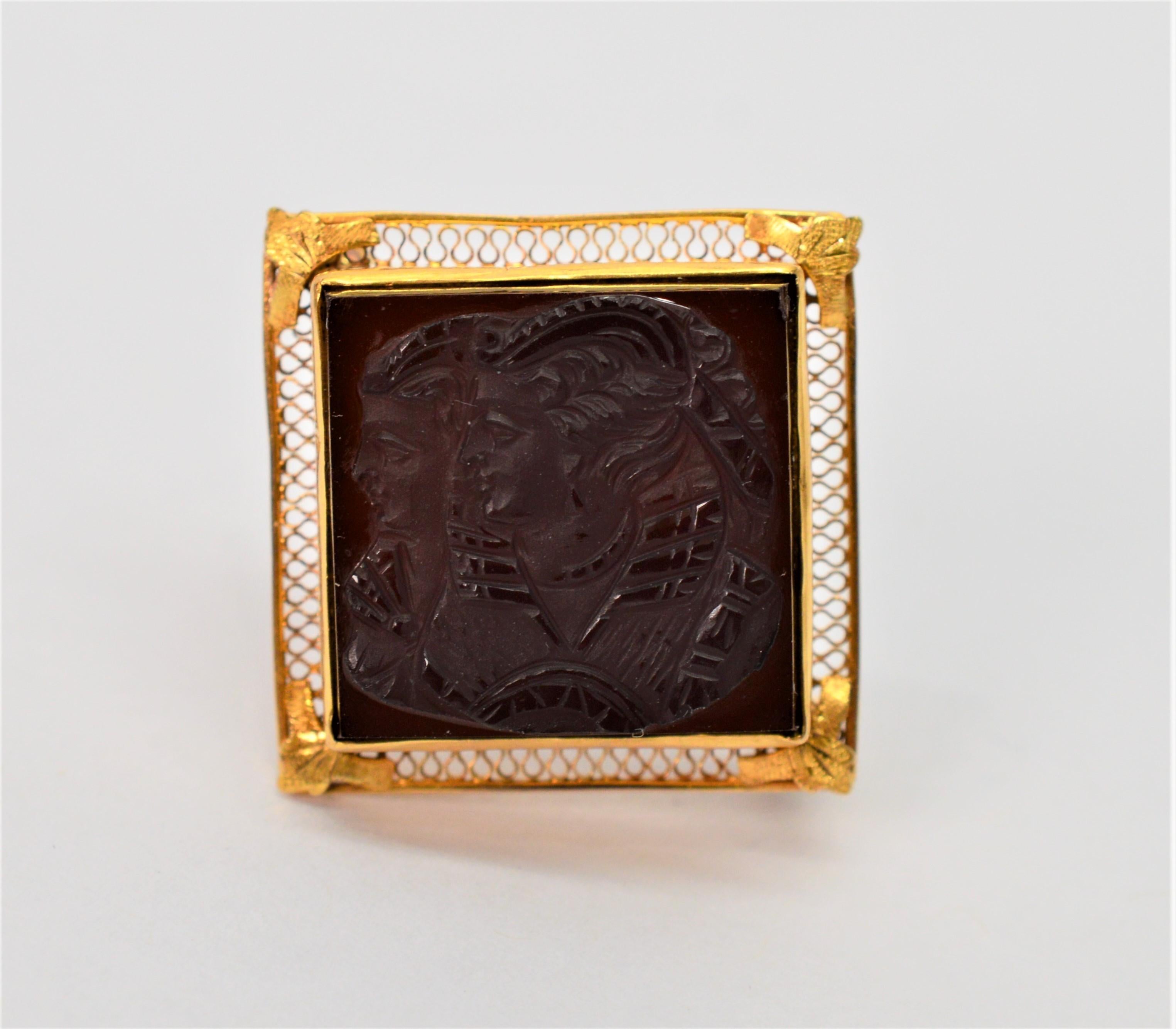 Antike handgeschnitzte Kamee-Brosche aus 10 Karat Gold mit Onyx im Zustand „Gut“ im Angebot in Mount Kisco, NY