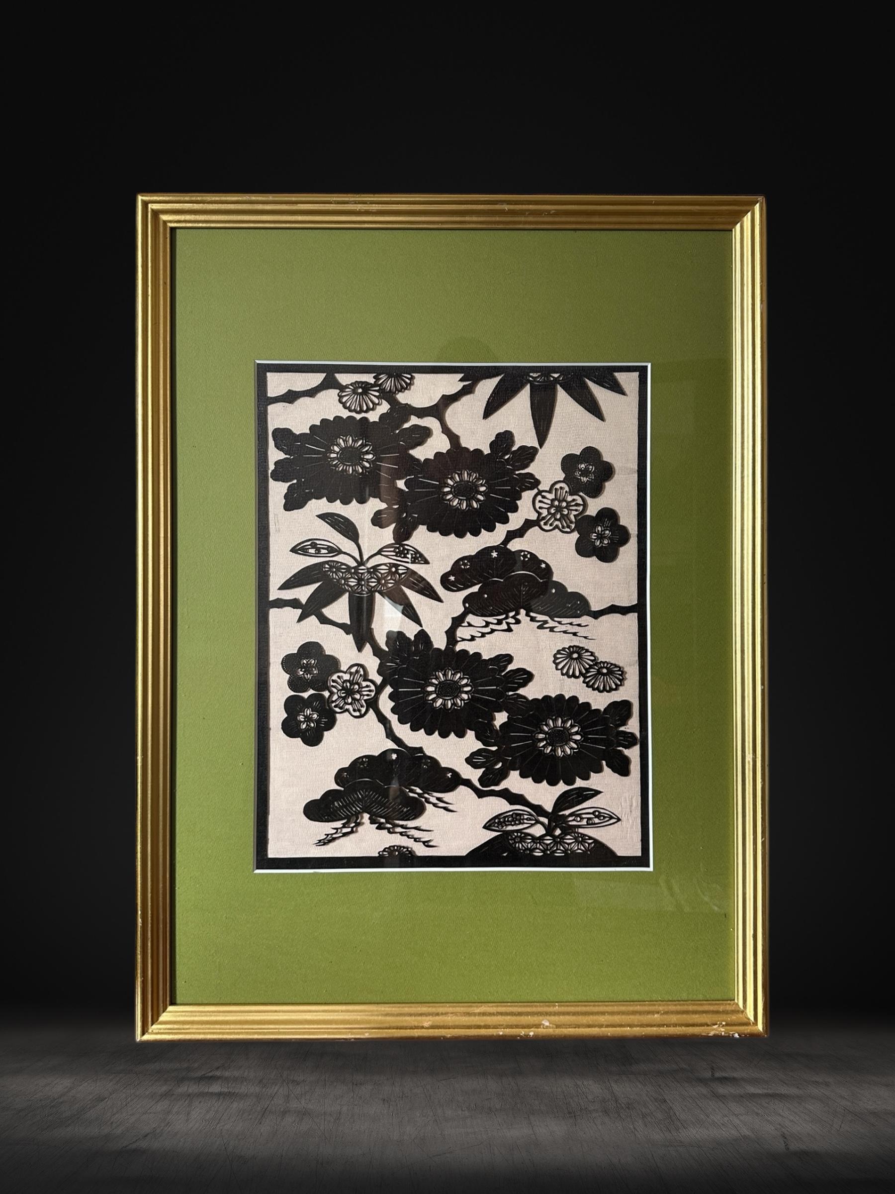 Cet élégant katagami japonais du XXe siècle est un pochoir finement découpé à la main, traditionnellement utilisé pour décorer les textiles des kimonos. Fabriqués à partir de plusieurs couches de papier washi renforcé avec du tanin naturel de kaki