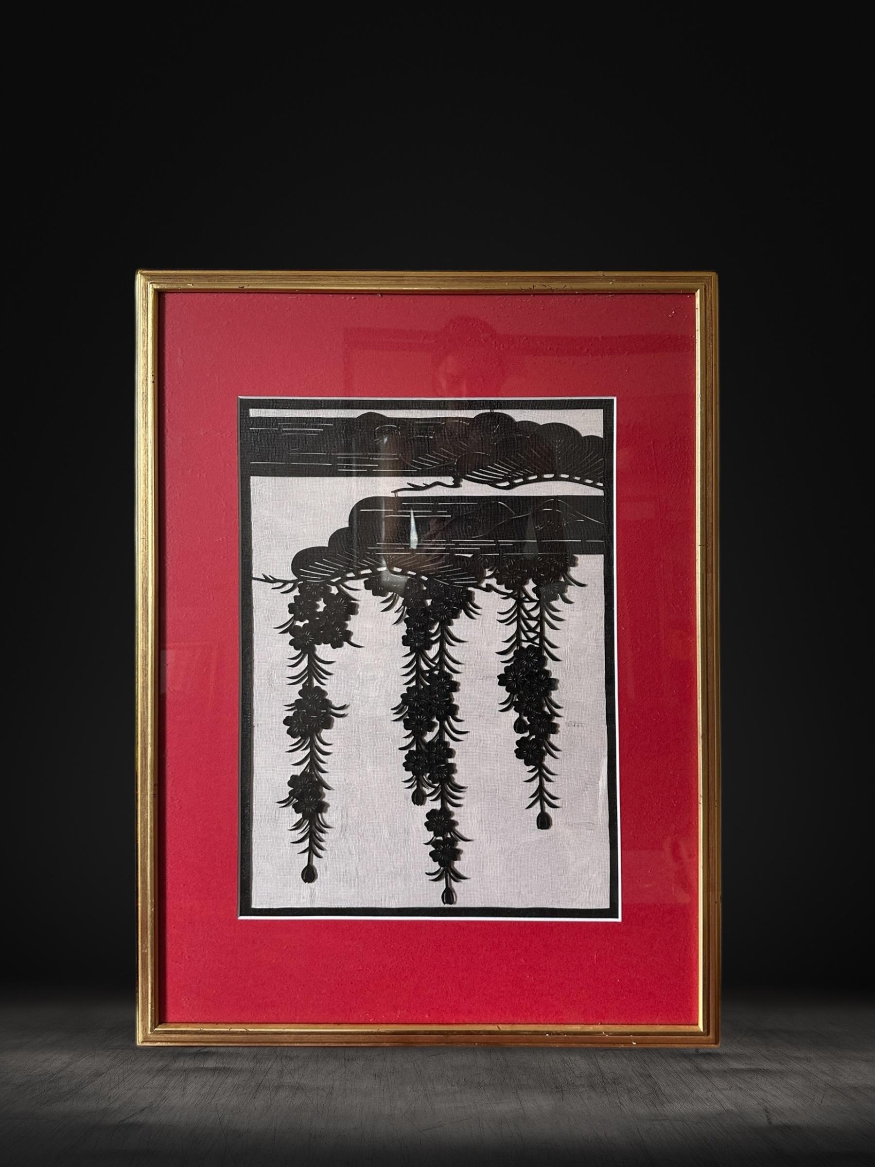 Cet élégant katagami japonais du XXe siècle est un pochoir finement découpé à la main, traditionnellement utilisé pour décorer les textiles des kimonos. Fabriqués à partir de plusieurs couches de papier washi renforcé avec du tanin naturel de kaki