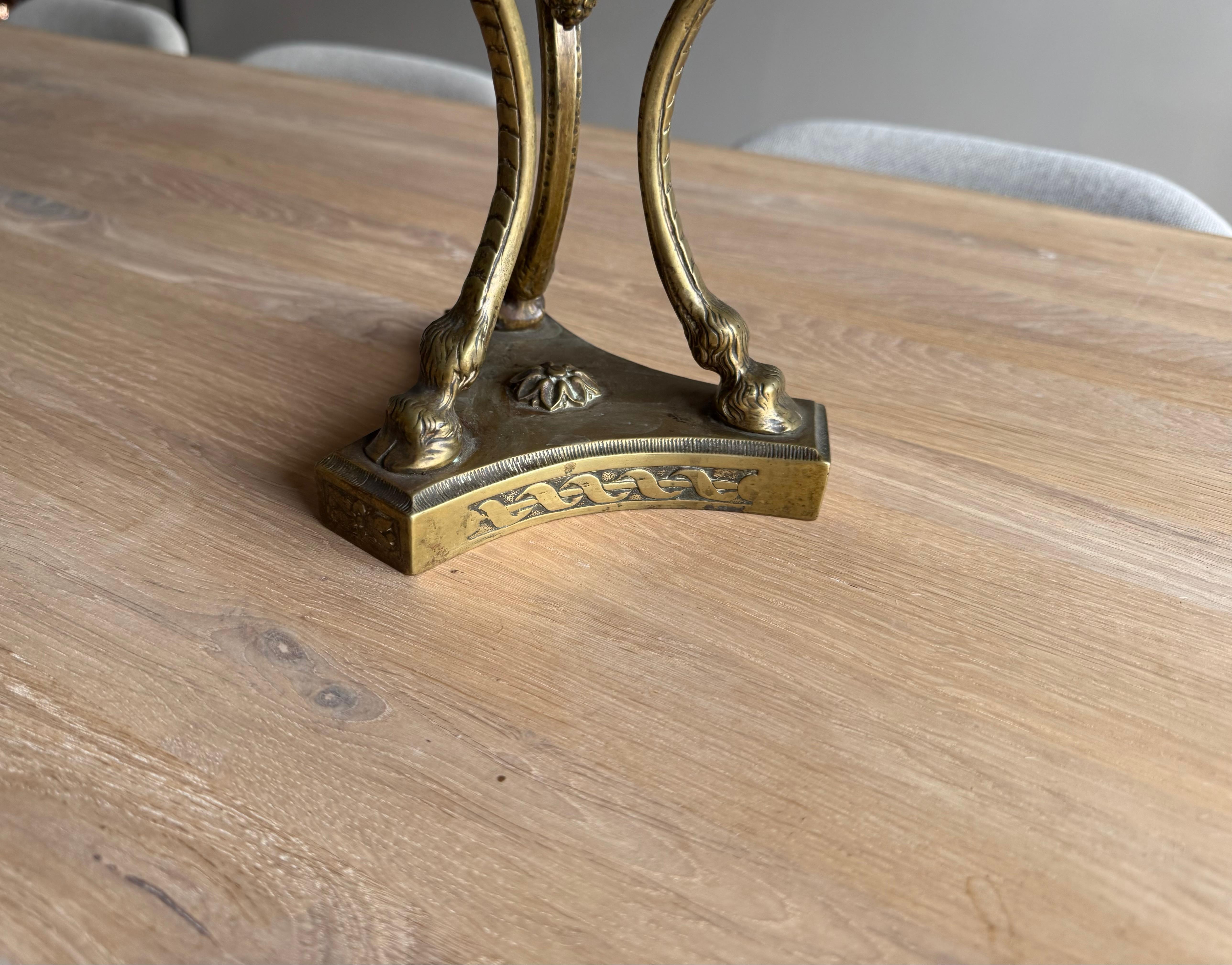 Antiguo centro de mesa artesanal de bronce y latón / frutero con escultura de cabra. en venta 2