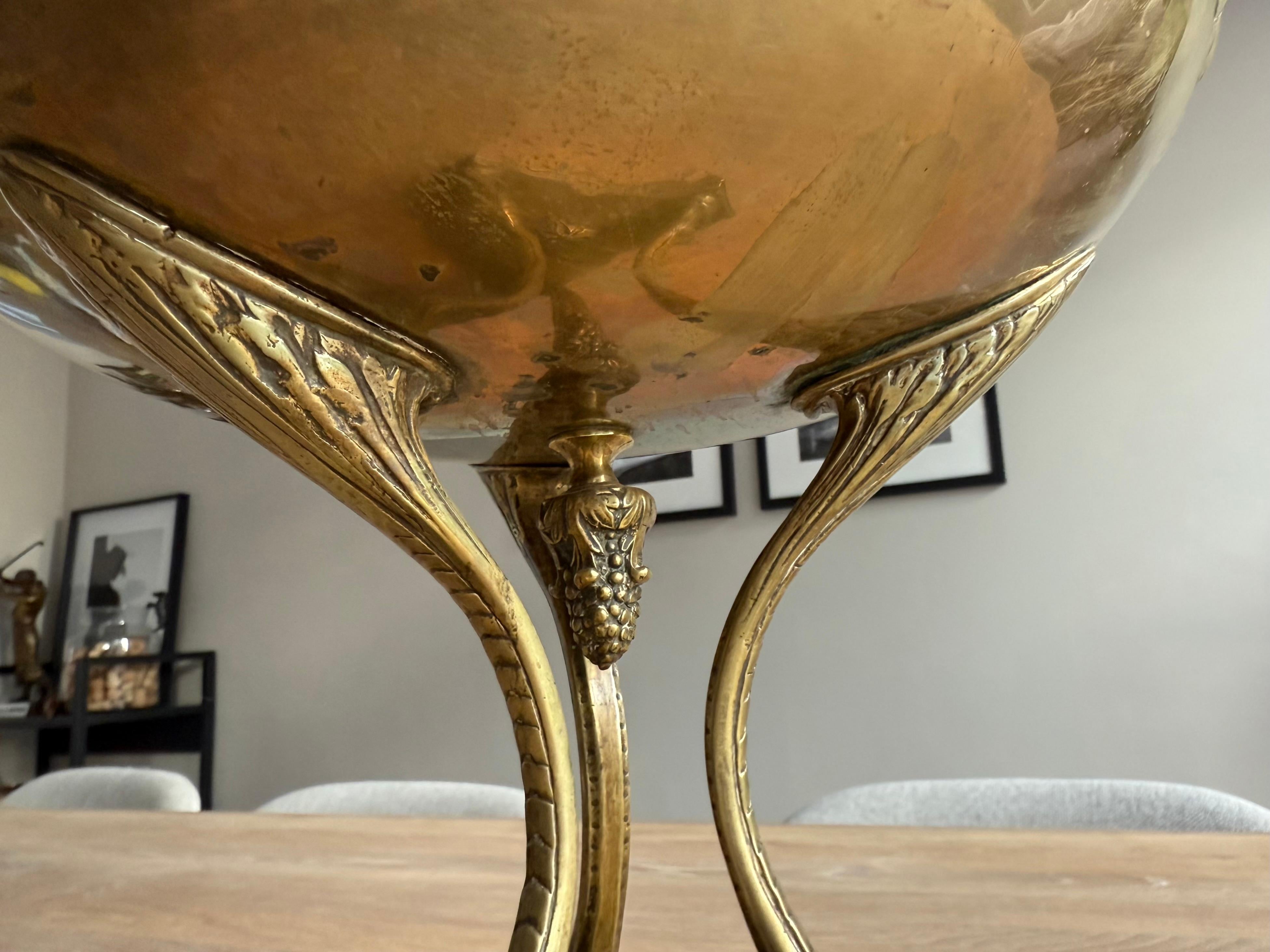 Antiguo centro de mesa artesanal de bronce y latón / frutero con escultura de cabra. en venta 3