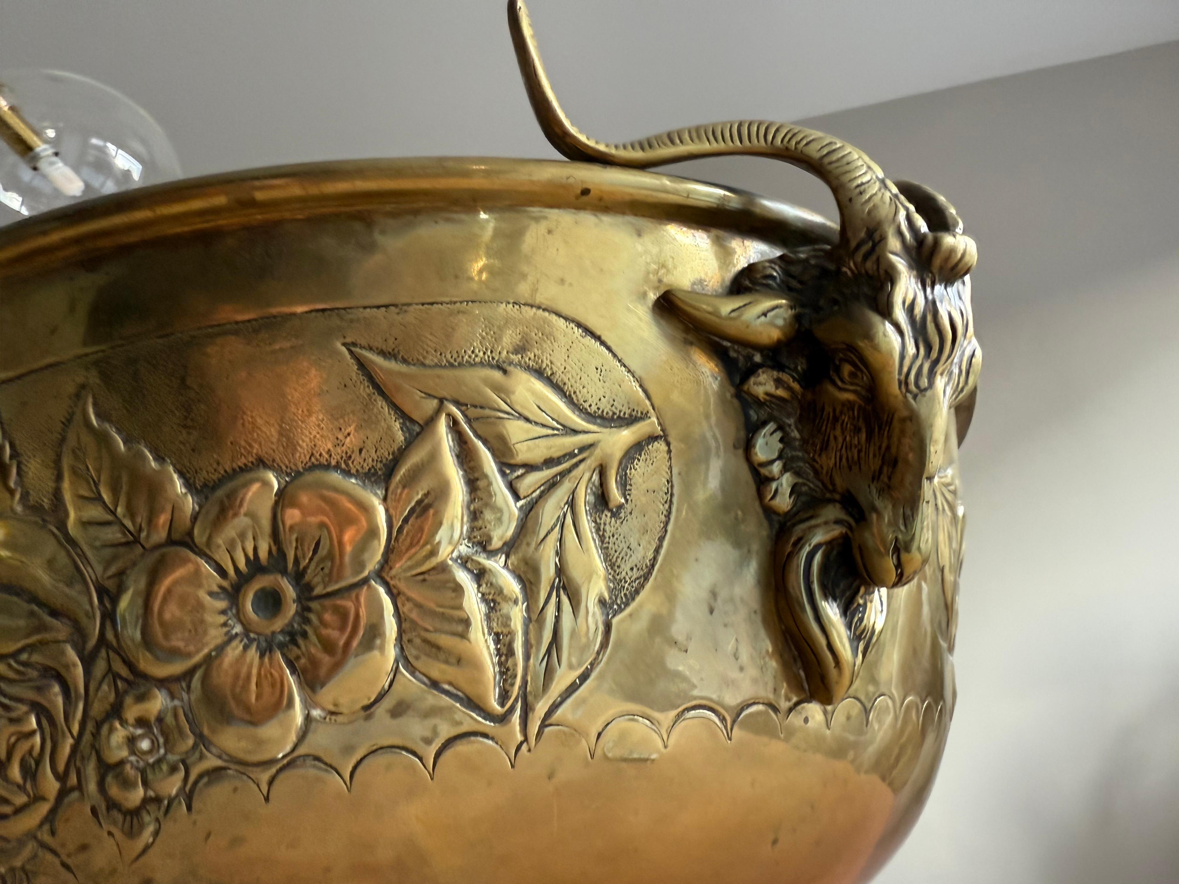 Antiguo centro de mesa artesanal de bronce y latón / frutero con escultura de cabra. en venta 4