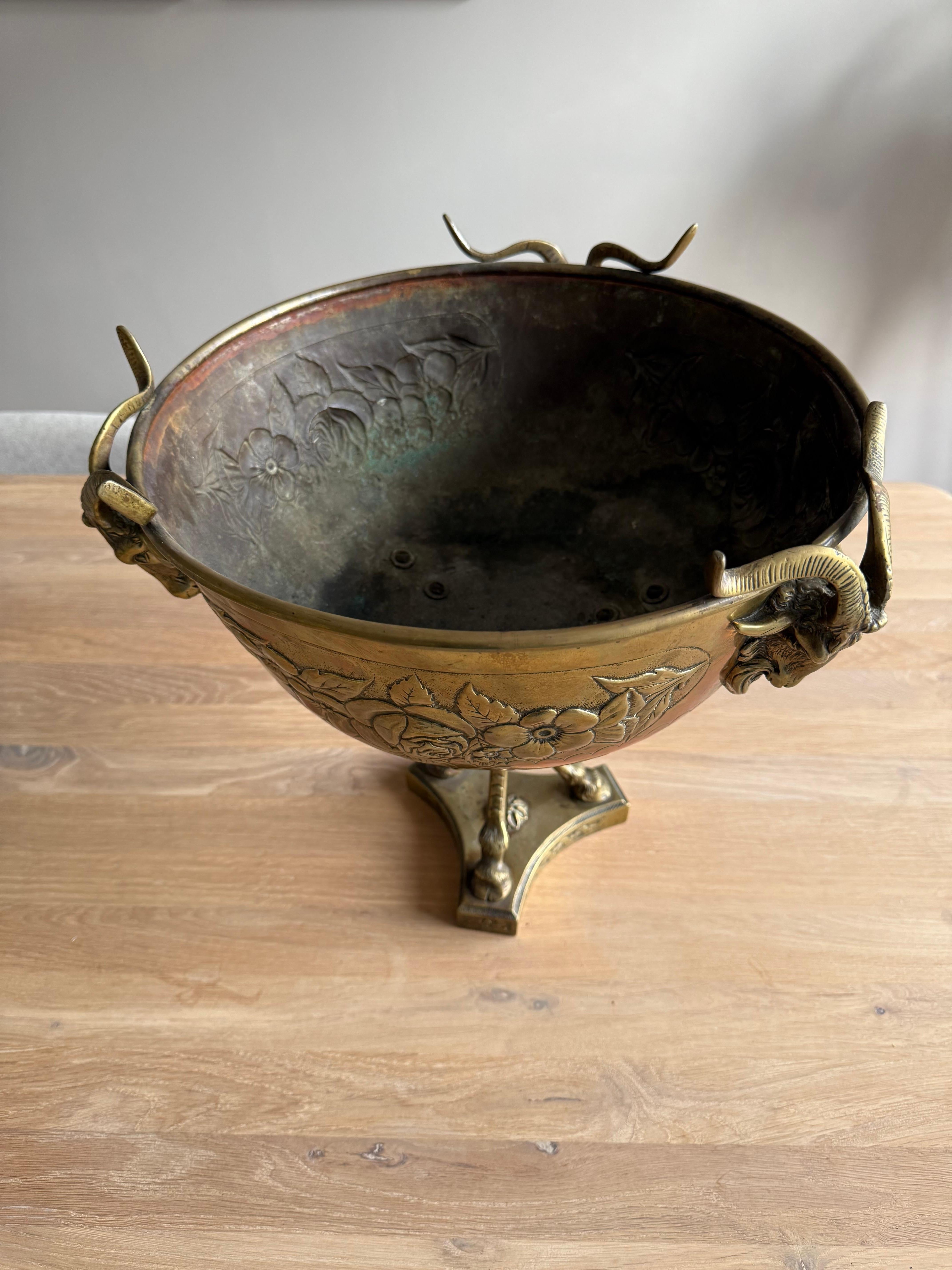 Antiguo centro de mesa artesanal de bronce y latón / frutero con escultura de cabra. en venta 5