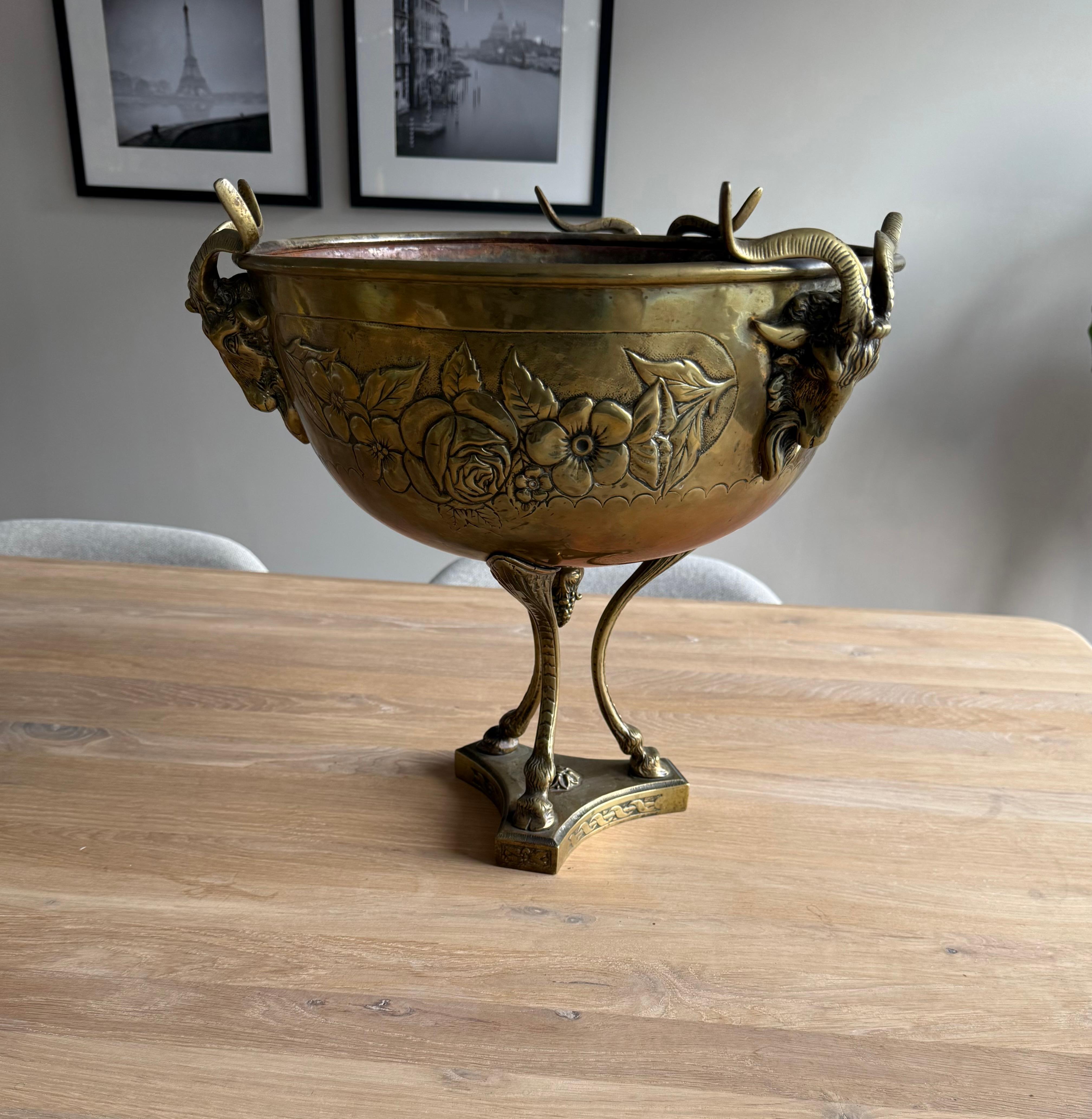 Antiguo centro de mesa artesanal de bronce y latón / frutero con escultura de cabra. en venta 6