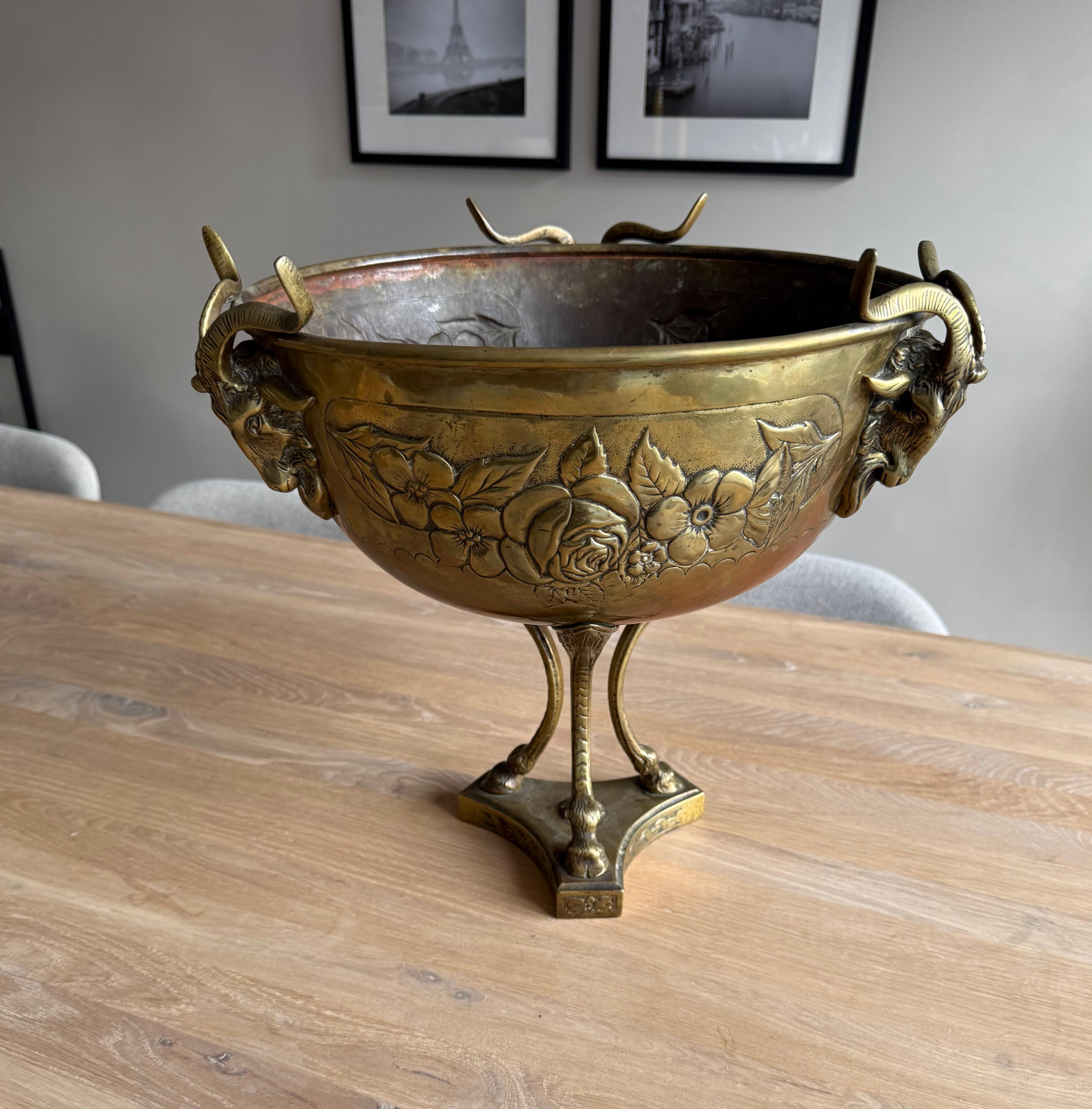Antiguo centro de mesa artesanal de bronce y latón / frutero con escultura de cabra. en venta 7
