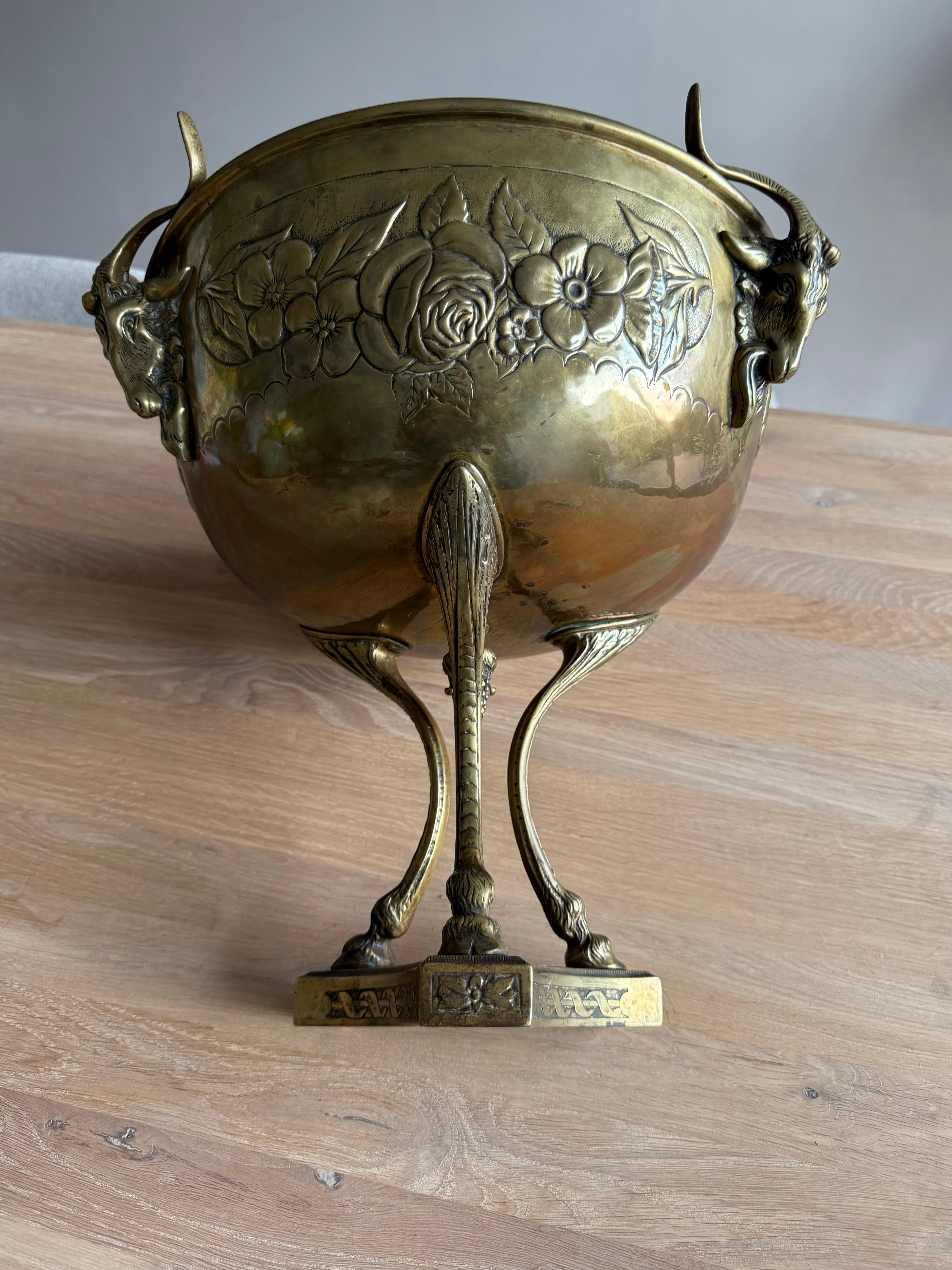 Antiguo centro de mesa artesanal de bronce y latón / frutero con escultura de cabra. en venta 8